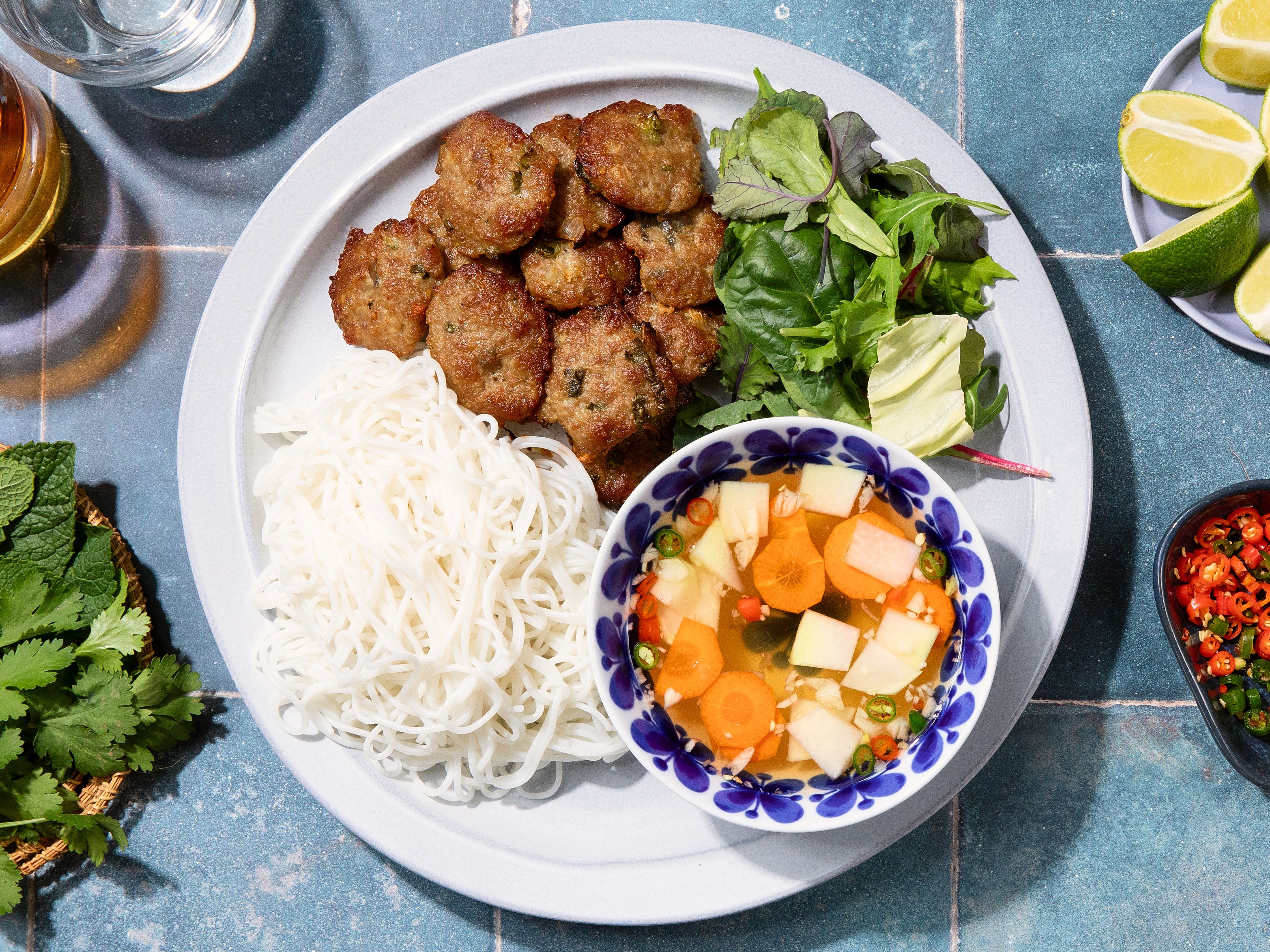 Bún chả (Vietnamesische Schweinefleisch-Patties mit Reisnudeln)