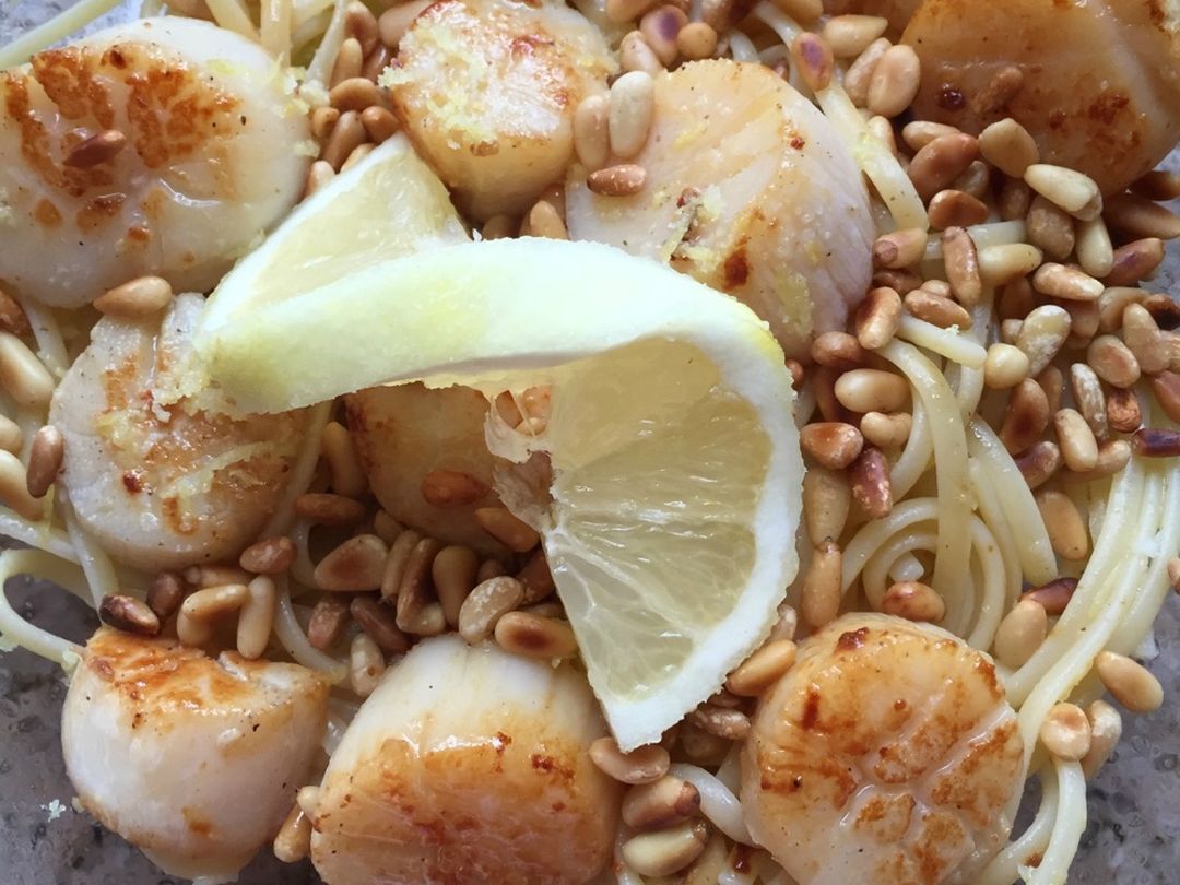 Linguine with scallops and lemon