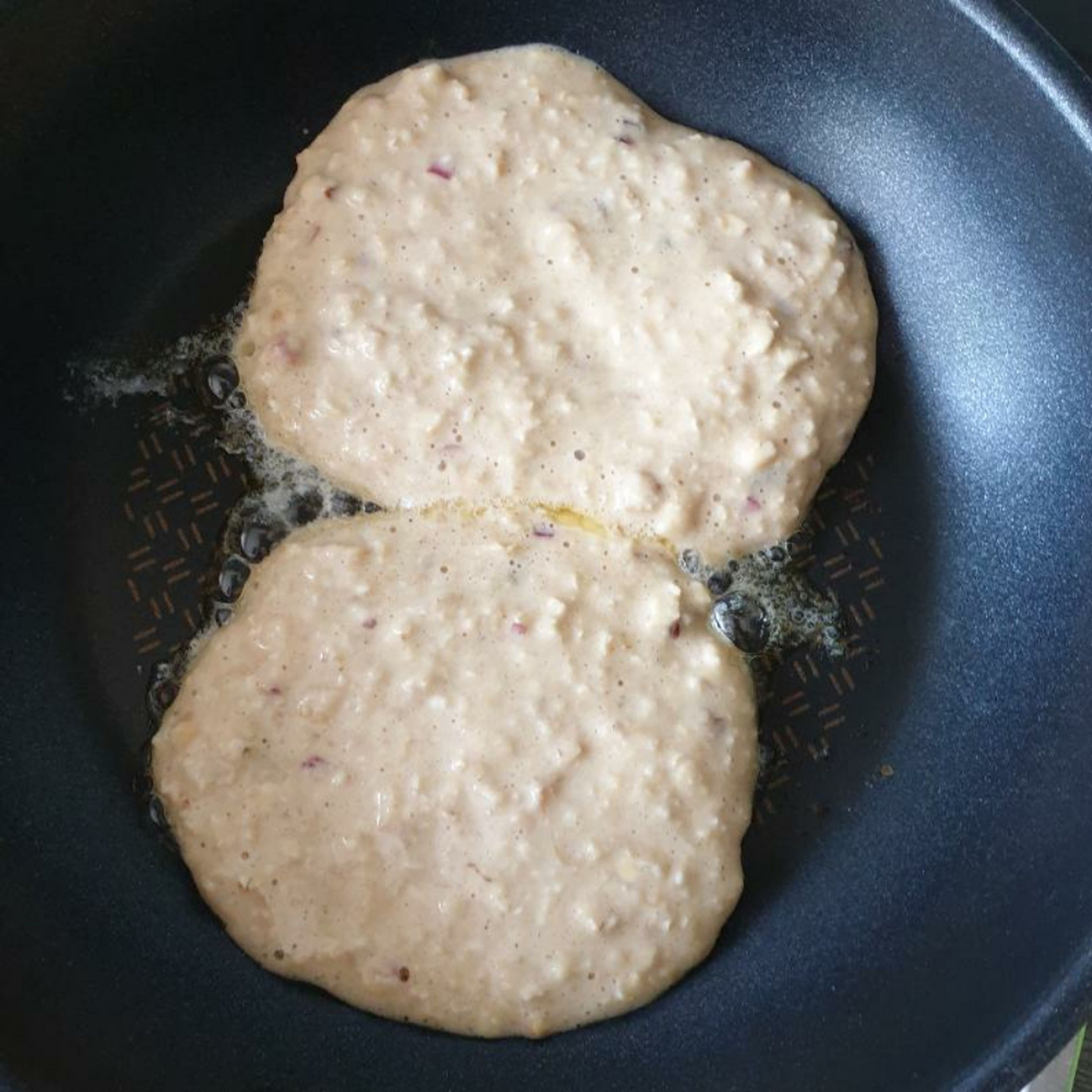 Die erhitzte Pfanne (mittlere Stufe) mit Butter bestreichen und gleich große Pancakes formen. Von beiden Seiten gut anbraten.