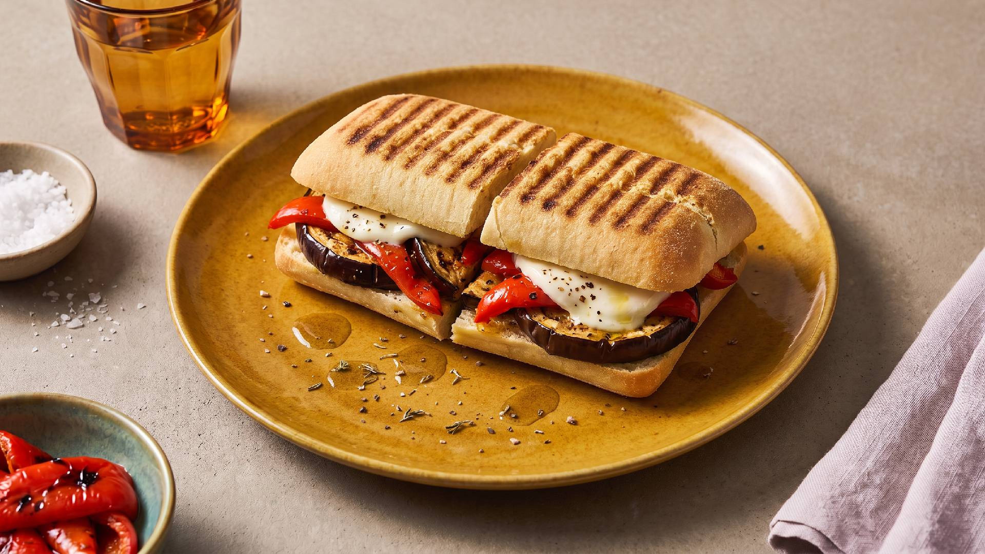 Knuspriges Panini mit gegrilltem Gemüse und Mozzarella