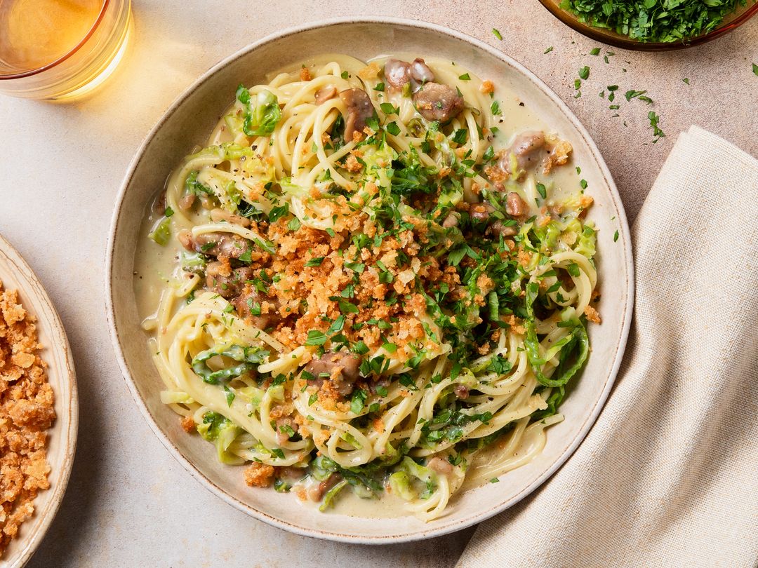 Wirsing-Carbonara mit Maronen und Pecorino-Crunch