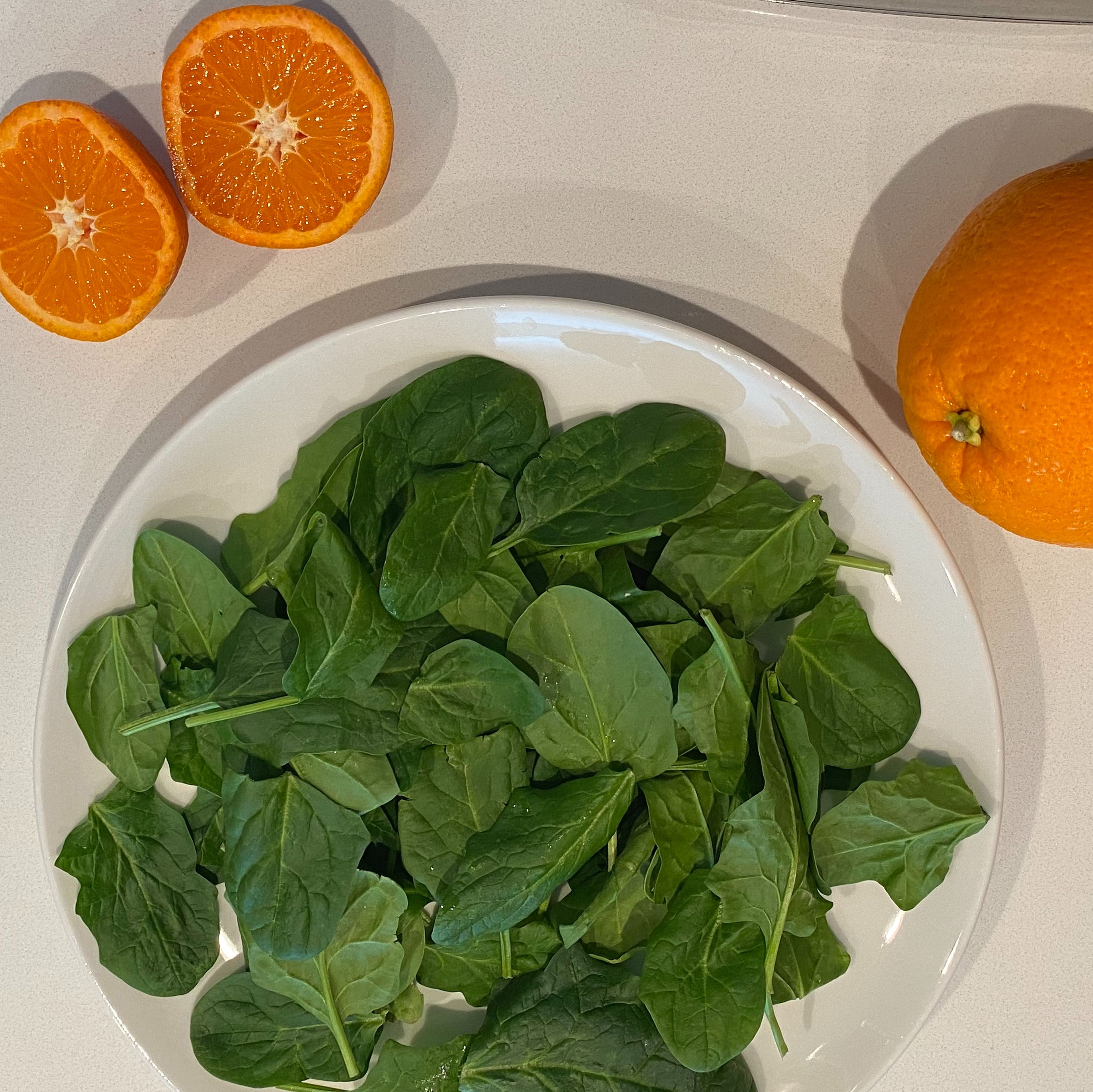 Pre-wash and prepare all the ingredients. First, in a serving plate place spinach.