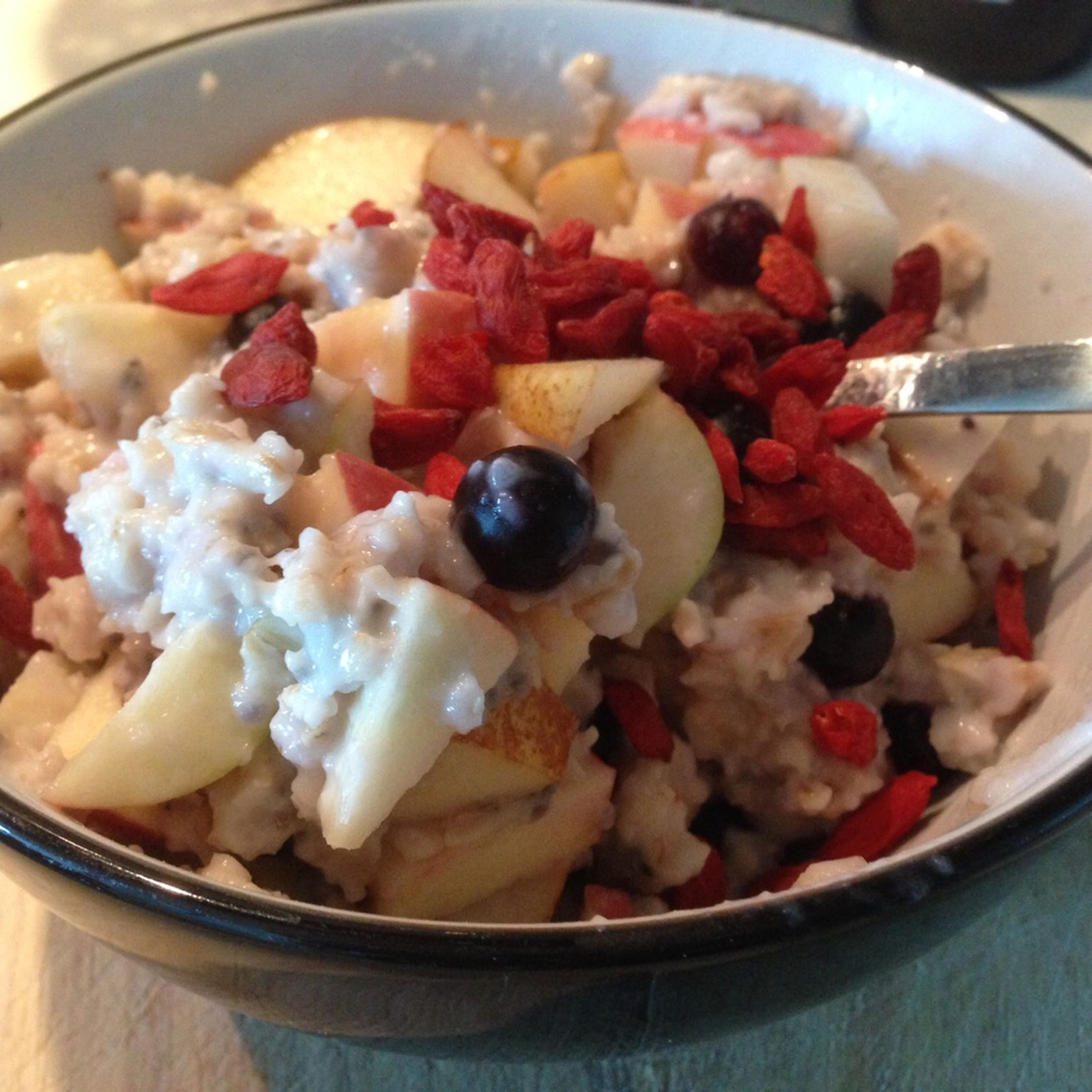Porridge with fresh fruit and goji berries