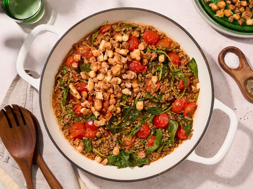 Mediterrane Sonnenblumenhack-Pfanne mit knusprigem Halloumi-Topping