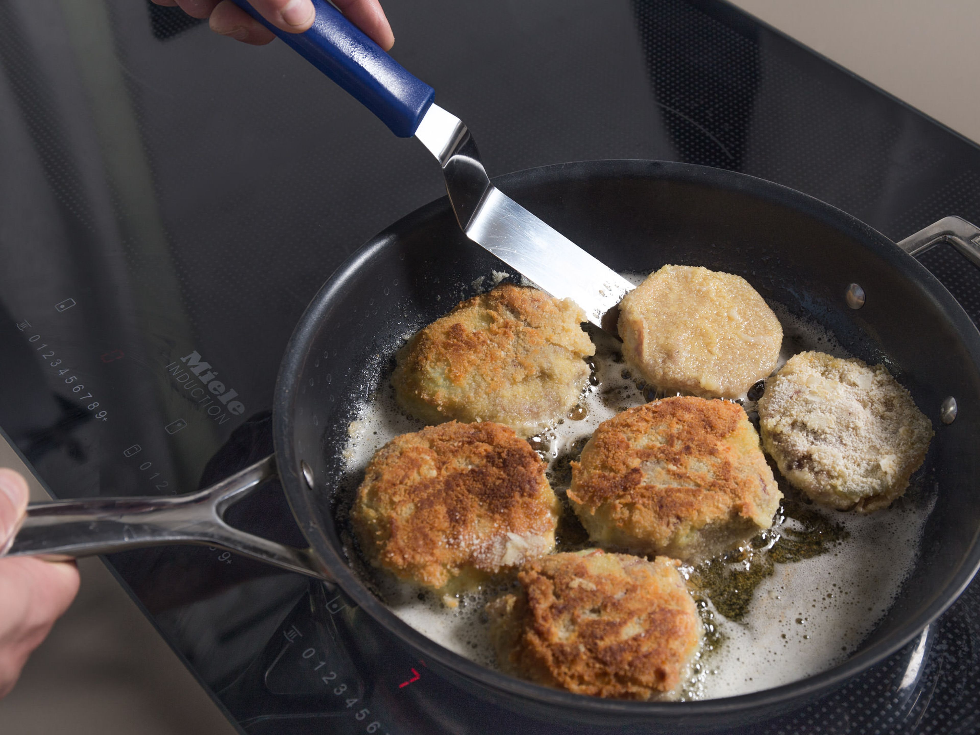 Heat clarified butter and oil in a frying pan over medium high heat. Add kohlrabi and fry for approx. 5 min. on each side, or until browned. Transfer to a paper towel-lined plate to drain. Serve schnitzel with green sauce. Enjoy!