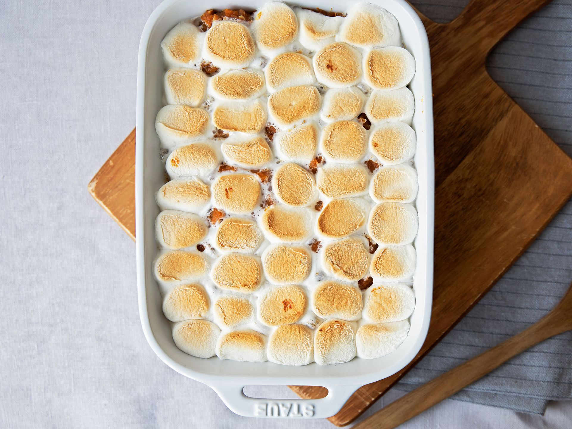 Großmutters Süßkartoffeln mit Erdnussbutter und Marshmallows