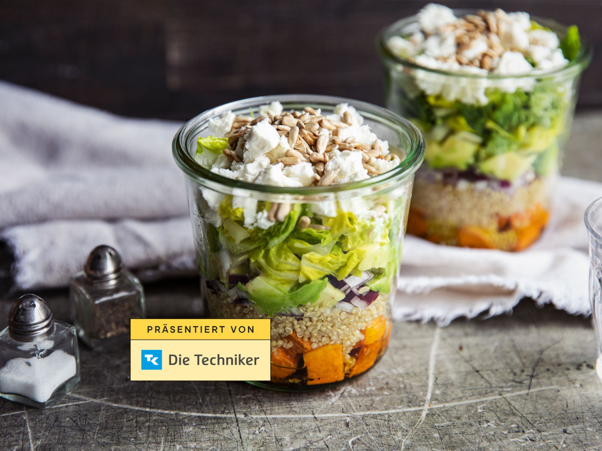 Schichtsalat im Glas mit Quinoa, Süßkartoffel und Feta