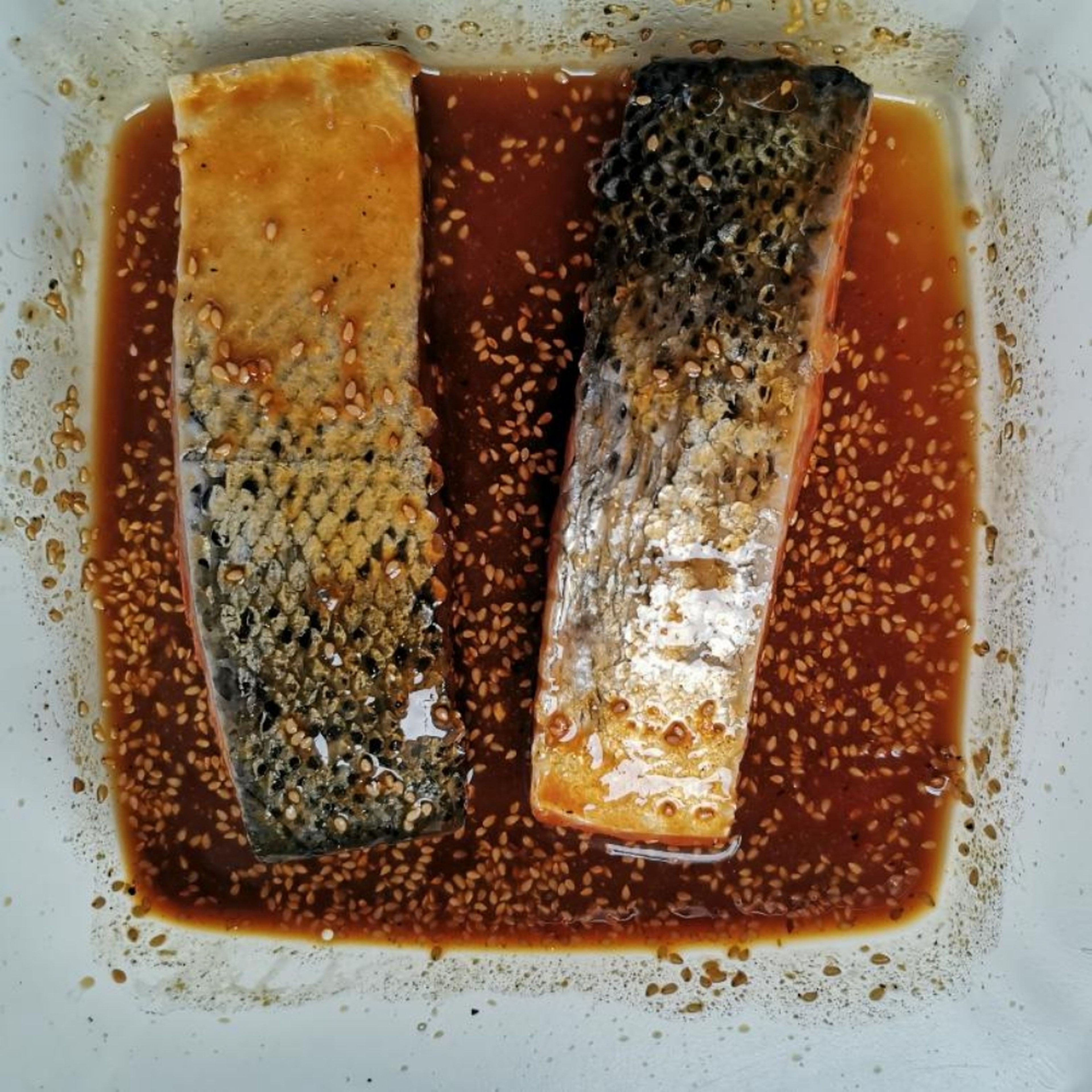 In einer Schüssel die Marinade aus Sojasauce, Senf, Honig, Zitronenabrieb, Sesam, Pfeffer, Salz und ggf. Koriander zusammenrühren und den Lachs einlegen. Je länger die Einwirkzeit, desto intensiver der Geschmack.
