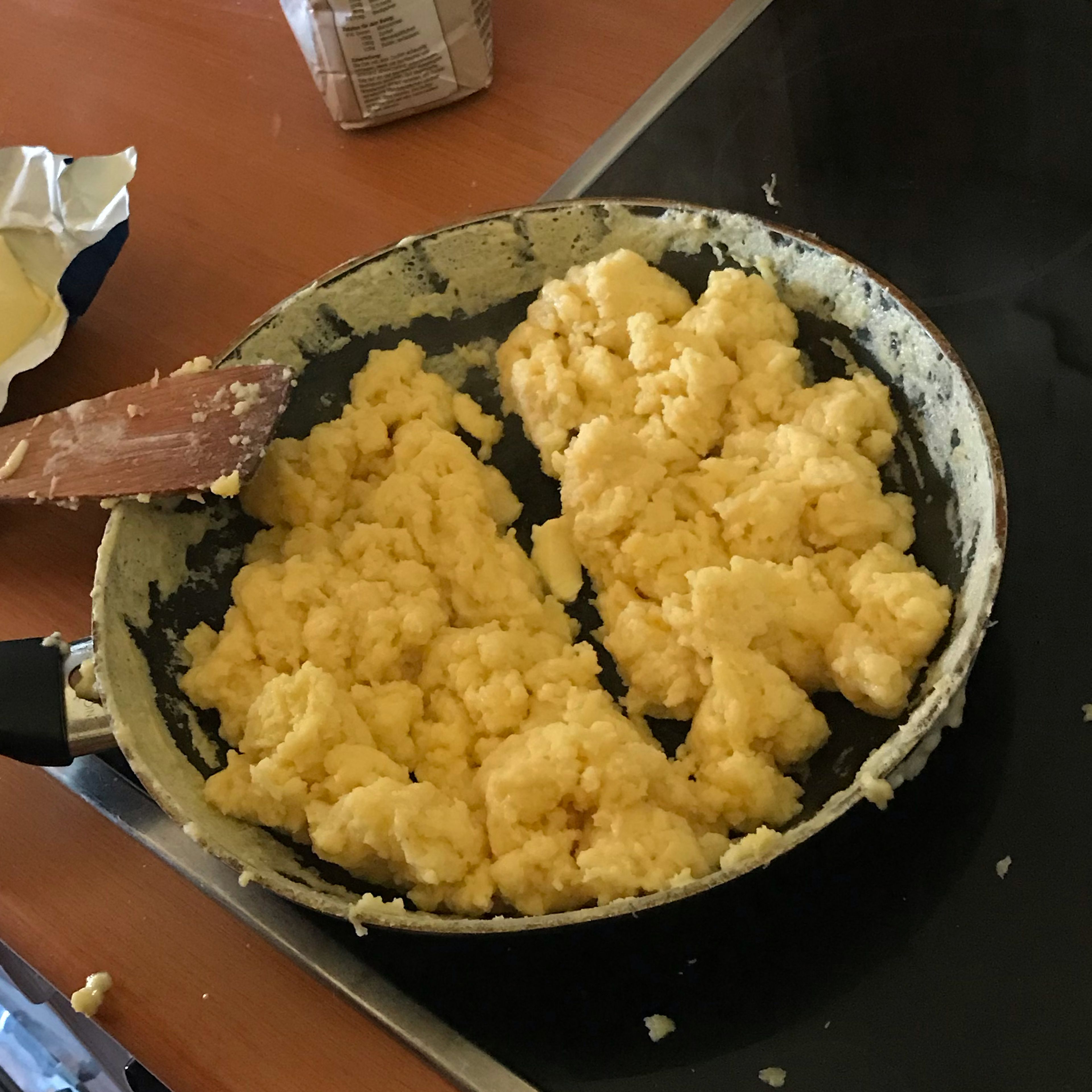 Den Teig in der Pfanne zerreißen und wenden und bei Bedarf etwas Butter hinzufügen. Dies immer wieder wiederholen bis der Teig goldbraun wird.