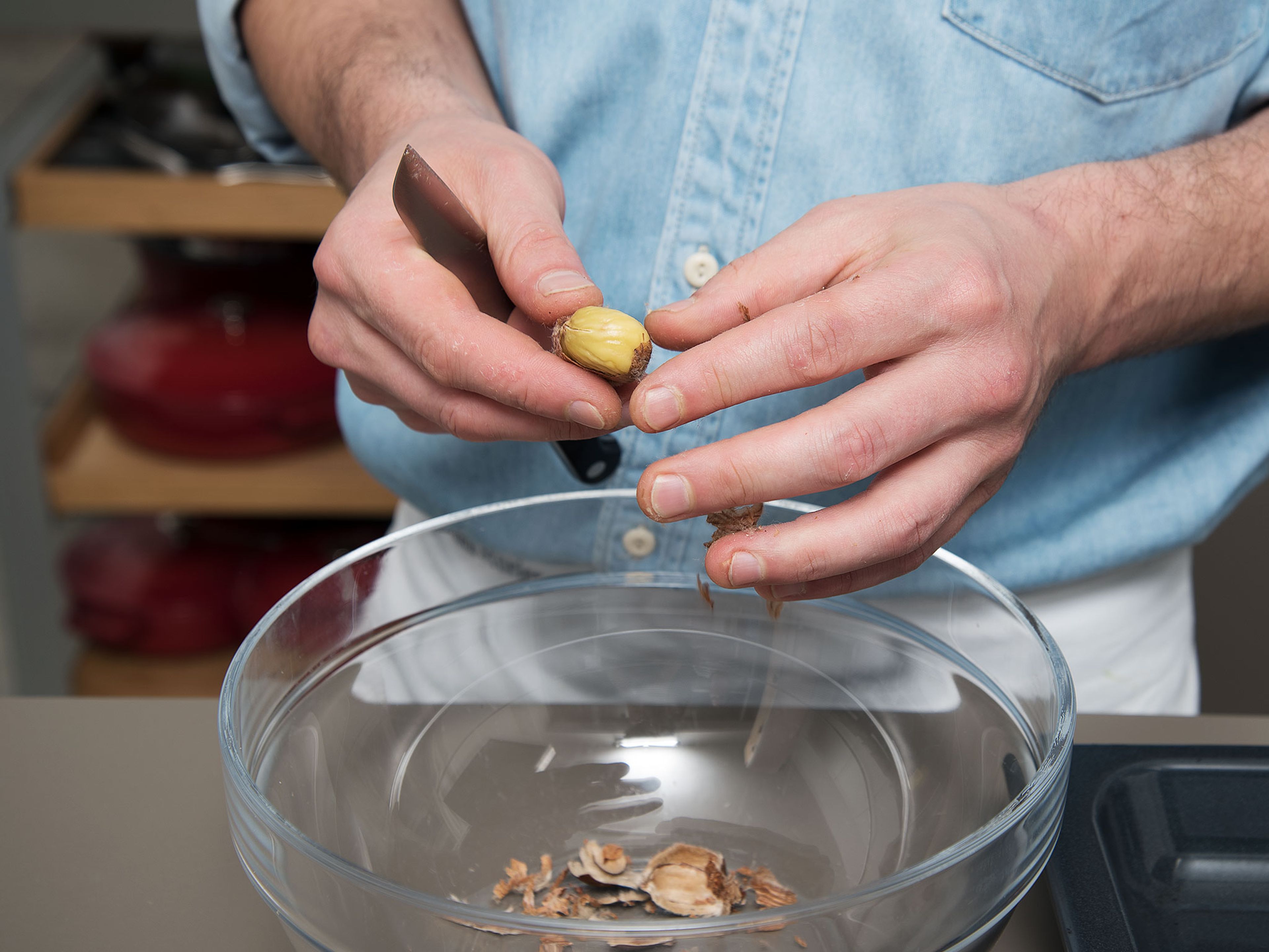 Remove chestnuts from oven and leave to cool for approx. 5 min., then remove from shell with a knife.