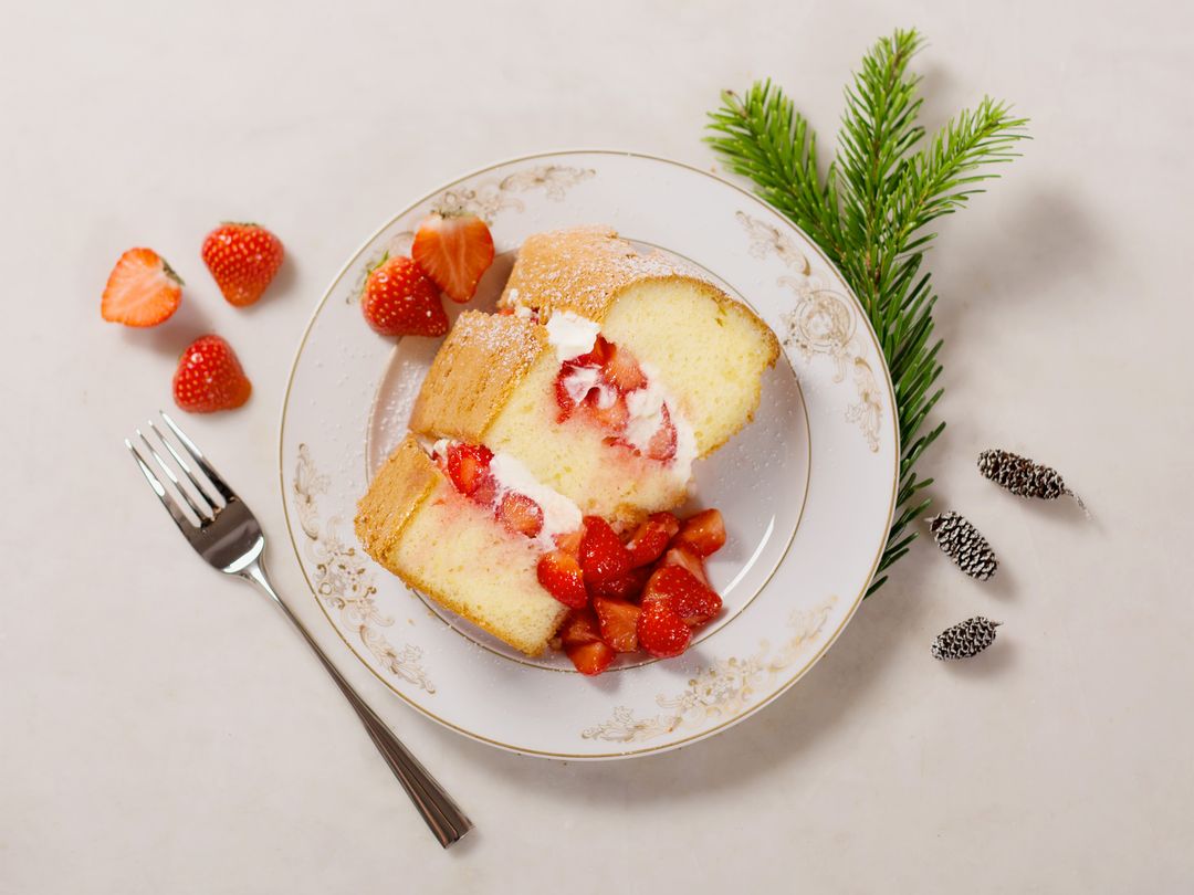 Chiffon cake with strawberries and cream