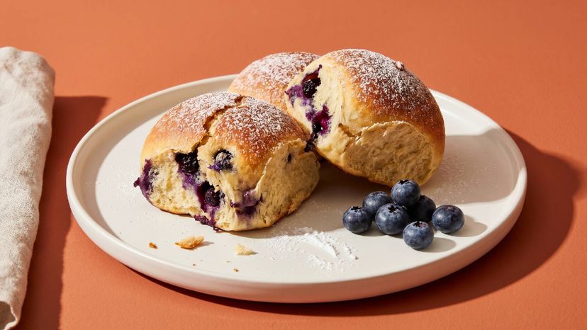 Schnelle Quarkbrötchen mit Heidelbeeren für dein Frühstück