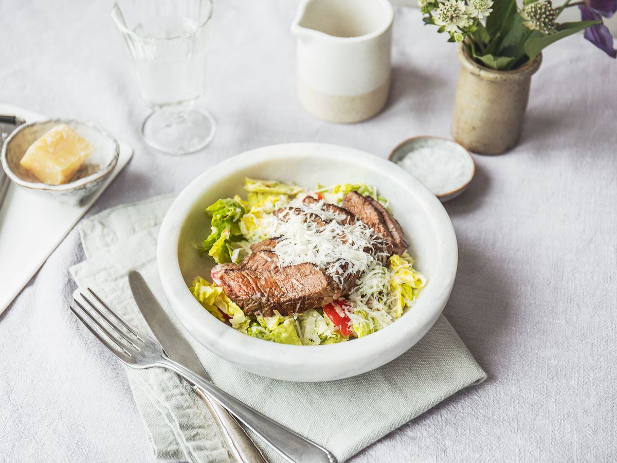 Salat mit Steakstreifen und Caesar-Dressing | Rezept | Kitchen Stories