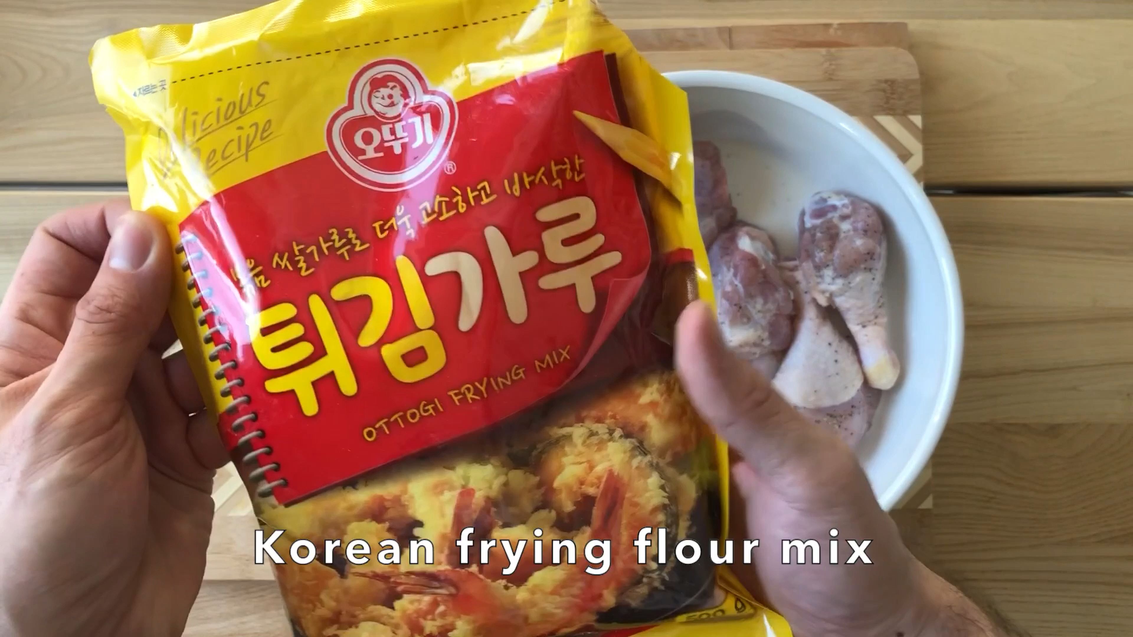 After letting the chicken rest, we’ll take it out of the fridge and prepare it for frying. Mix in 150 g of flour (about 1 & 1/2 dl) with the chicken. Do this in parts so you don’t get many lumps. If possible, look for flour meant for frying (튀김가루 in Korean). While doing this, heat 1 liter of oil on medium-high in a deep pot.