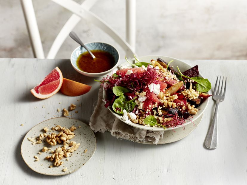 Bowl mit spicy Ofengemüse, Hirse, Feta und Grapefruit-Dressing