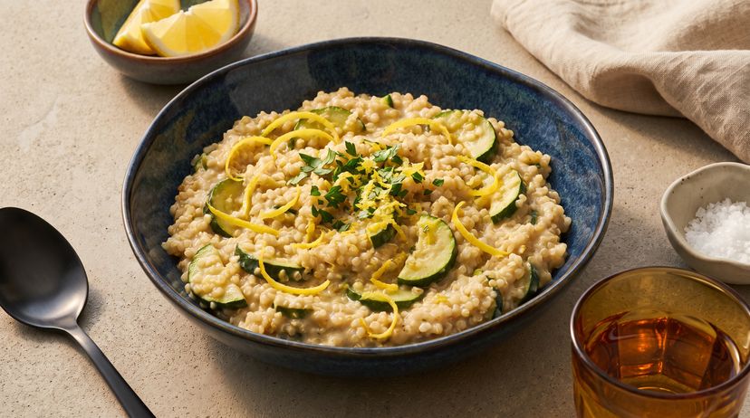 Sommerliches Quinotto mit Zucchini und Zitrone: So wird die vegane Variante richtig cremig