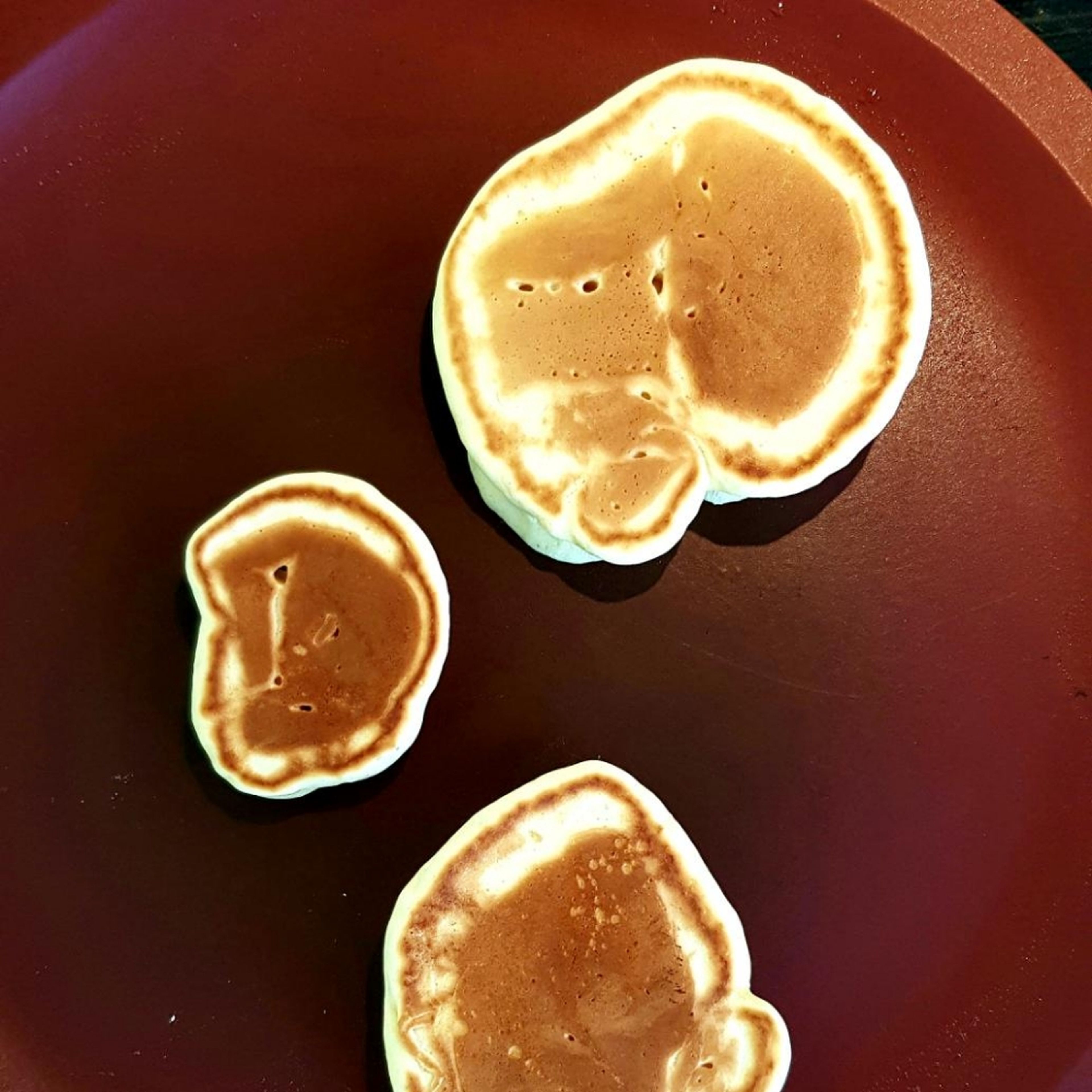 pancacegroße Mengen des Teiges in eine Pfanne geben und warten bis sie oben ganz leicht gar werden. dann wenden. NICHT PLATT DRÜCKEN!! :)