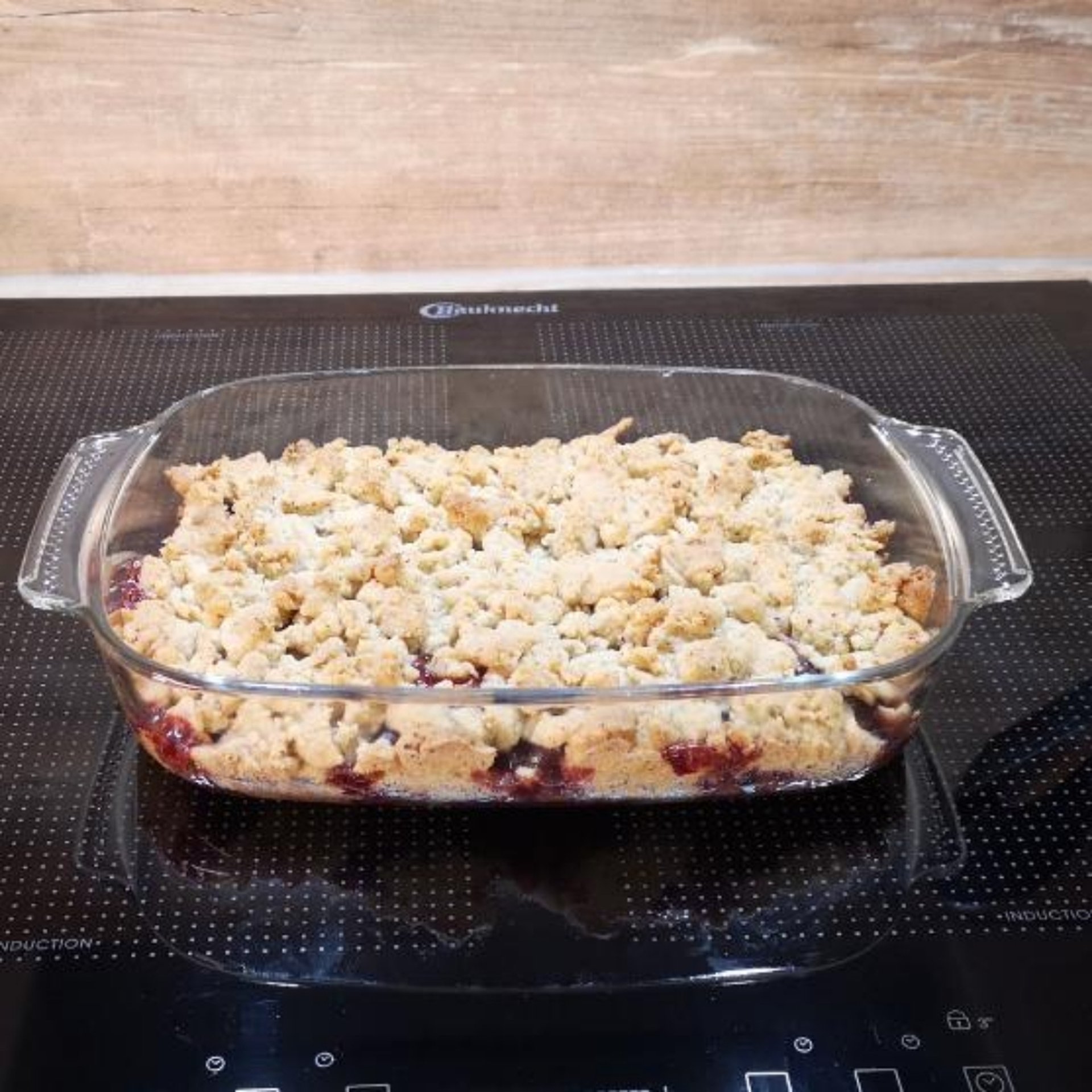 Haselnuss-Kirsch-Crumble | Rezept | Kitchen Stories