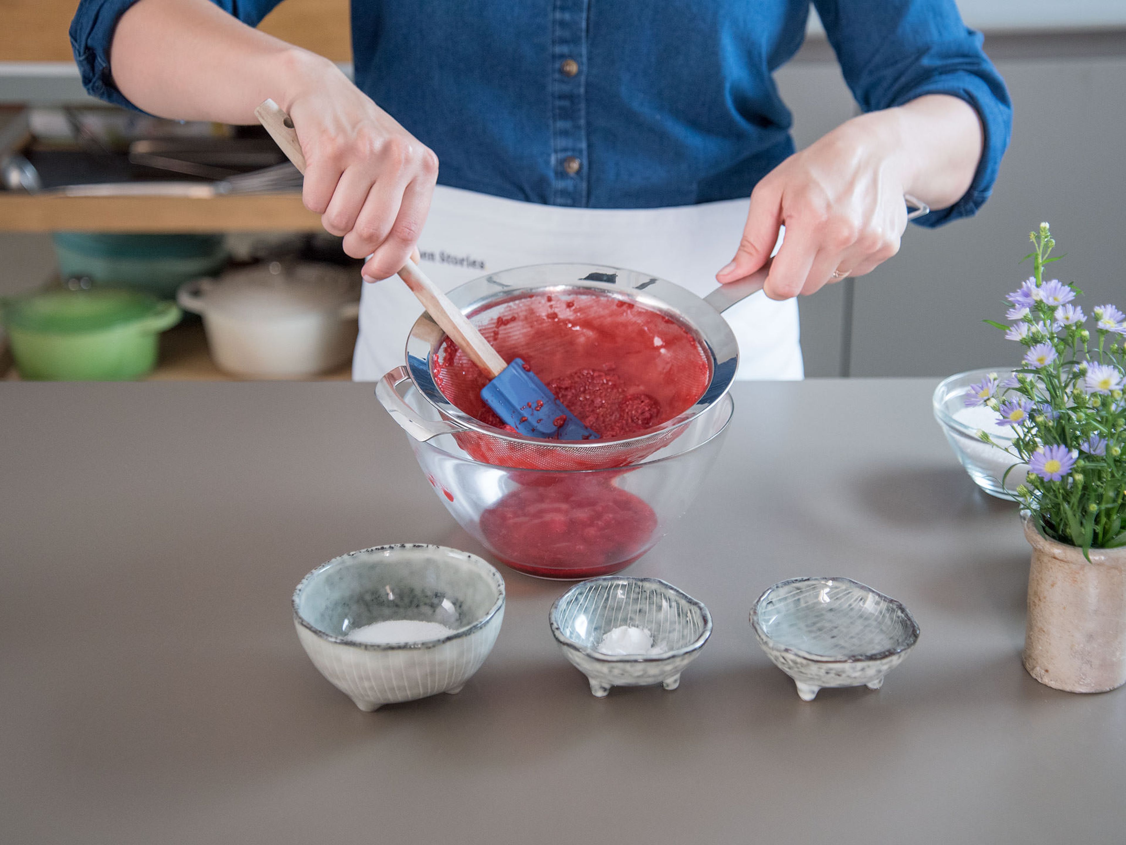 Thaw frozen raspberries in a fine sieve set over a bowl. Press raspberries through sieve to extract juice. Transfer juice (approx. 125 g/4.5 oz.) to a small saucepan and warm over low heat.