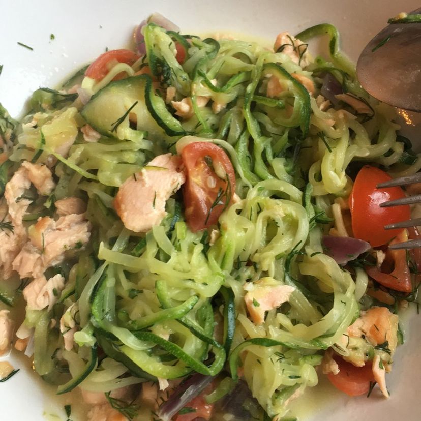 Zoodles mit Lachs
