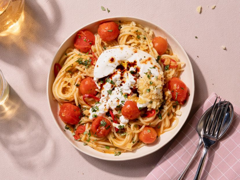 Burrata Pasta mit confierten Tomaten und  Knoblauch-Panko