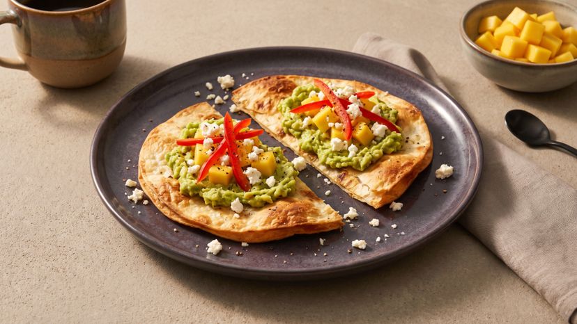 Knusprige Frühstückstostadas mit Avocado, Mango und Feta statt klassischem Toast