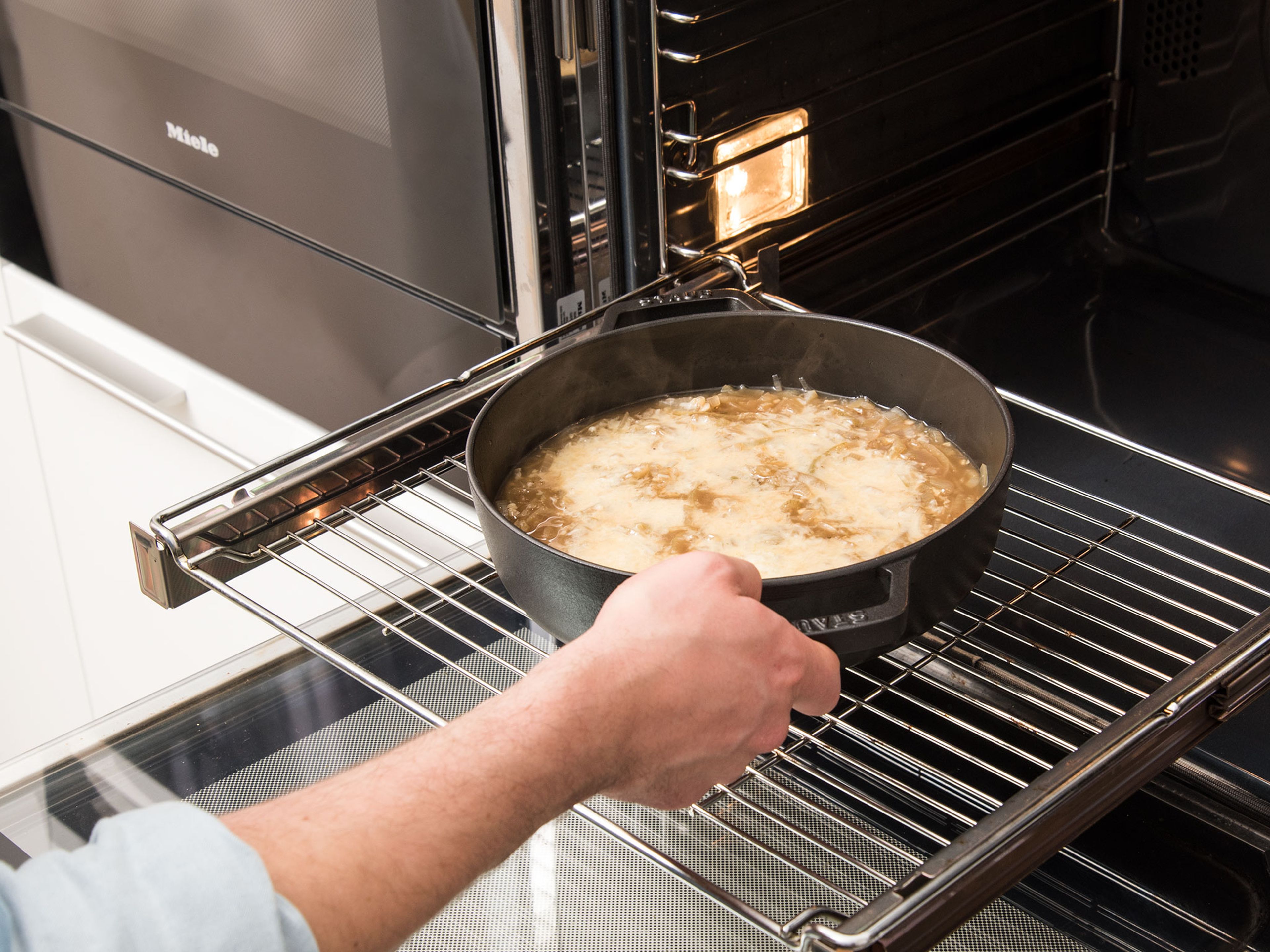 Backofen auf 200°C vorheizen. Die Suppe in einen großen ofenfesten Topf, vorzugsweise aus Gusseisen, füllen. Mit geriebenem Greyerzer bestreuen und ca. 10 Min. überbacken, oder bis der Käse geschmolzen ist.