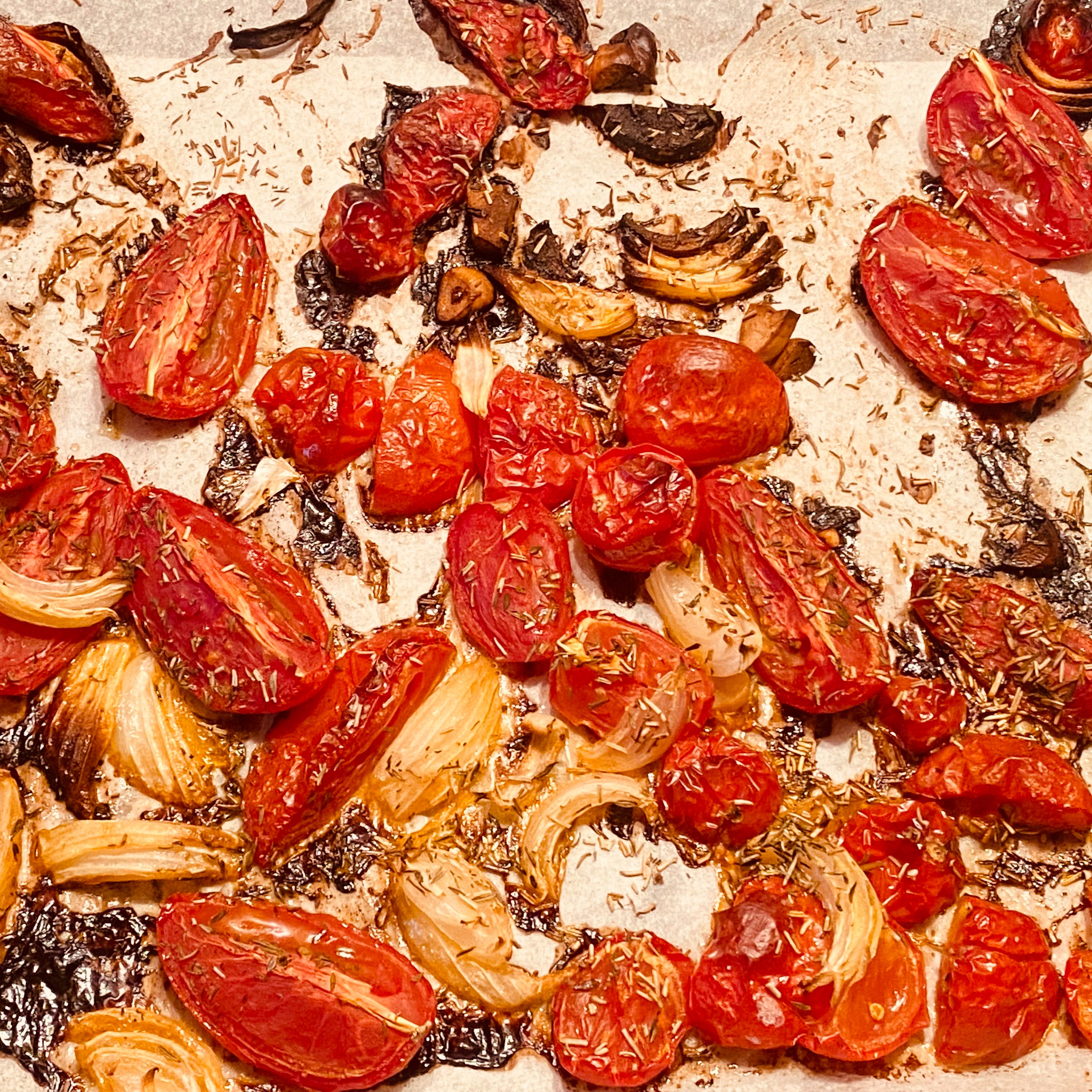 Währenddessen die Tomaten aus dem Backofen holen. Alles zusammen im Mixer oder mit dem Pürierstab pürieren.