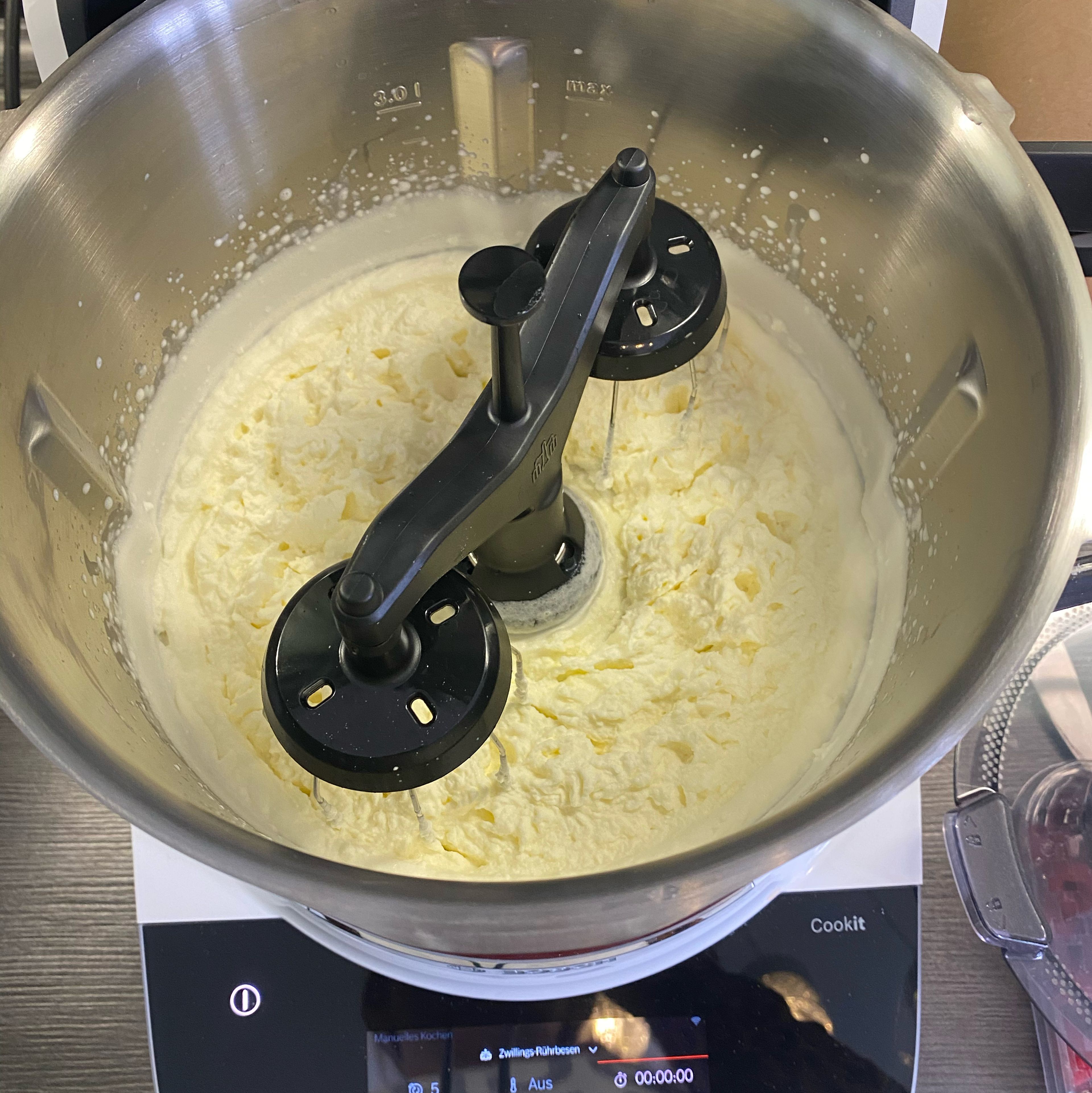Die Zeit kann variieren. Wichtig ist es, immer einen Blick darauf zu haben, dass die Sahne nicht überschlagen wird zur Butter. Die fertige Sahne umfüllen und ggf. zum Kühlen in den Kühlschrank stellen.