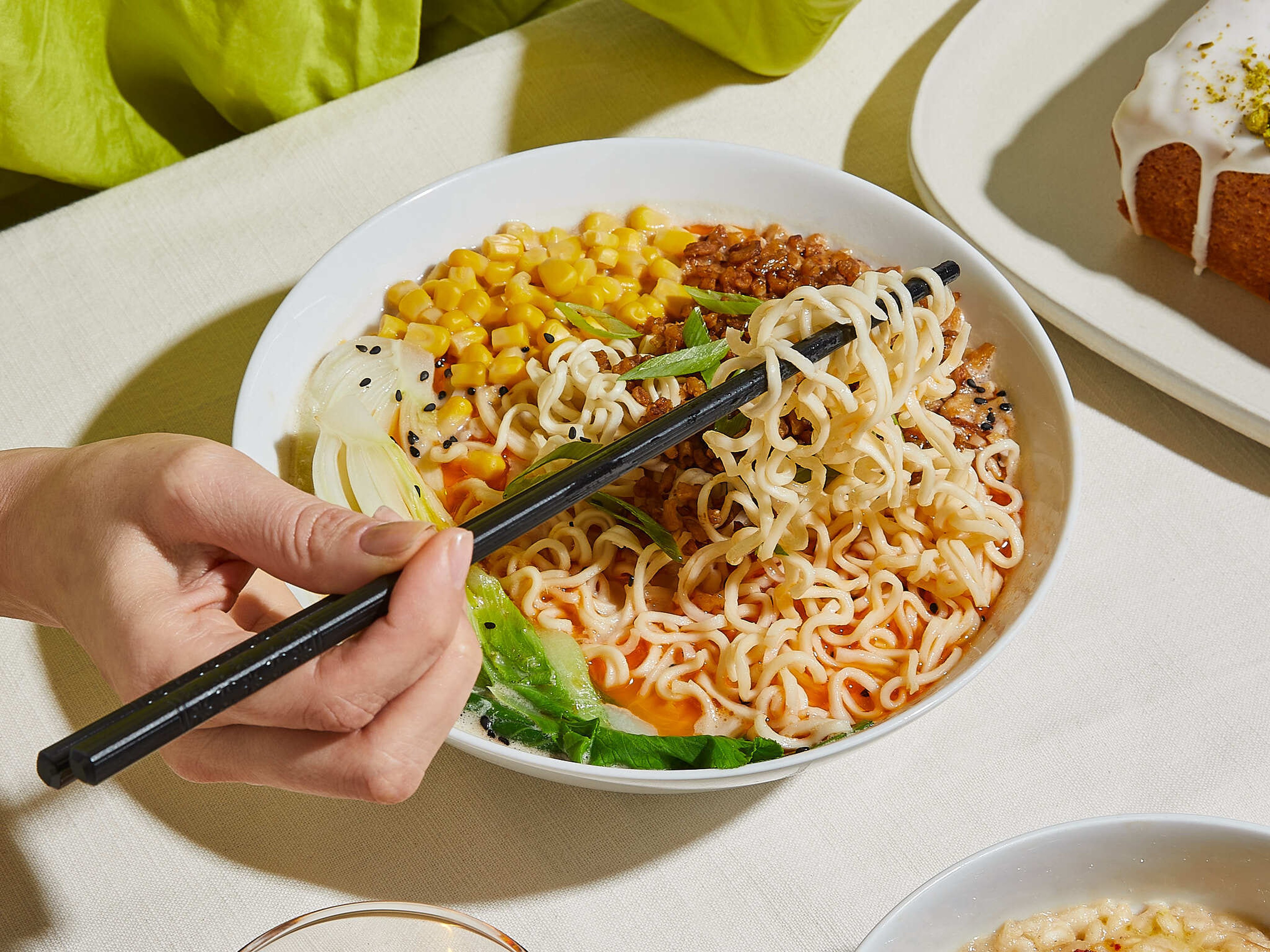 Vegane Tantan-Ramen mit Sesam und Pak Choi