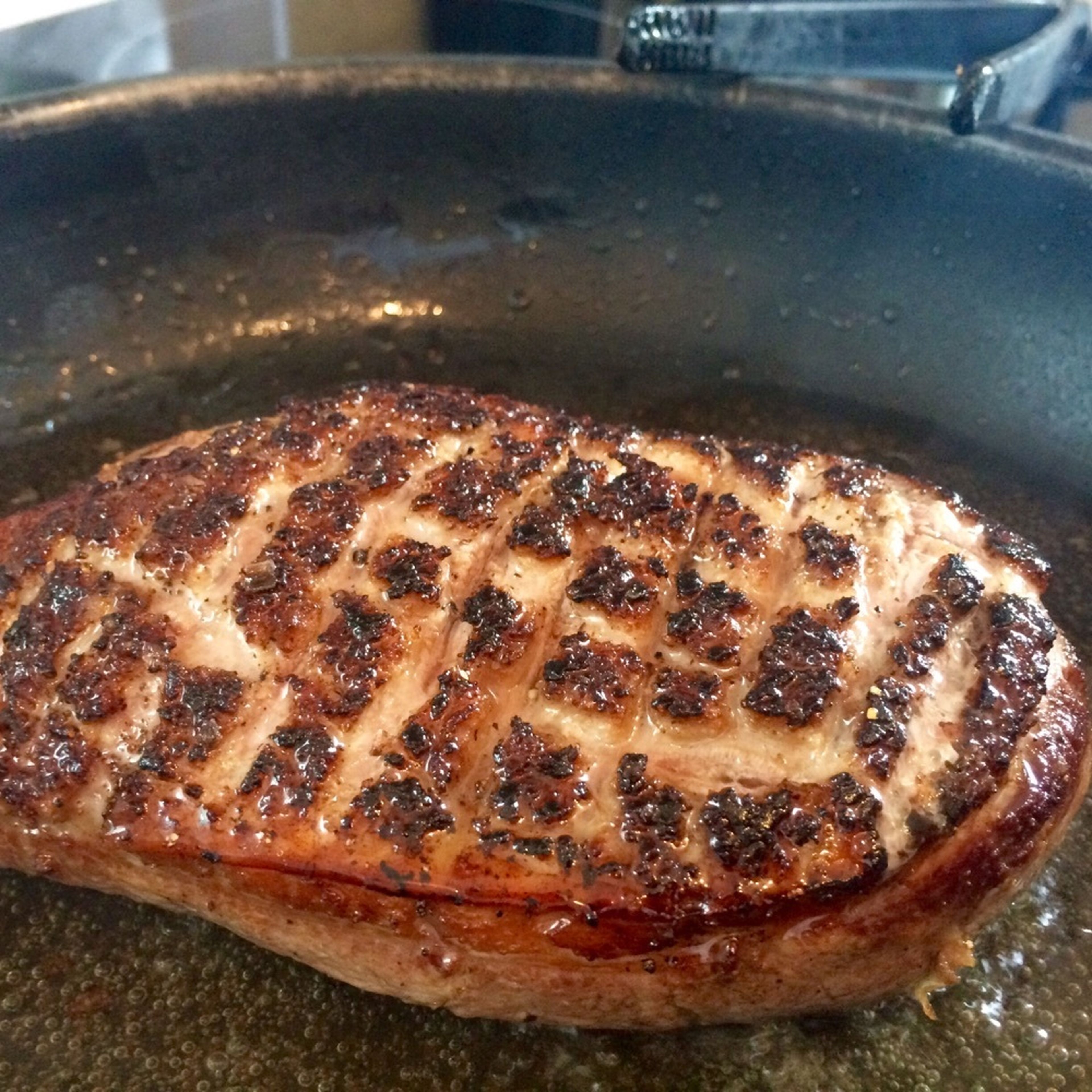 Fry skin side in oil until more or less crispy (depending on the size of the duck breast, approx. 2 min. on each side at medium heat).