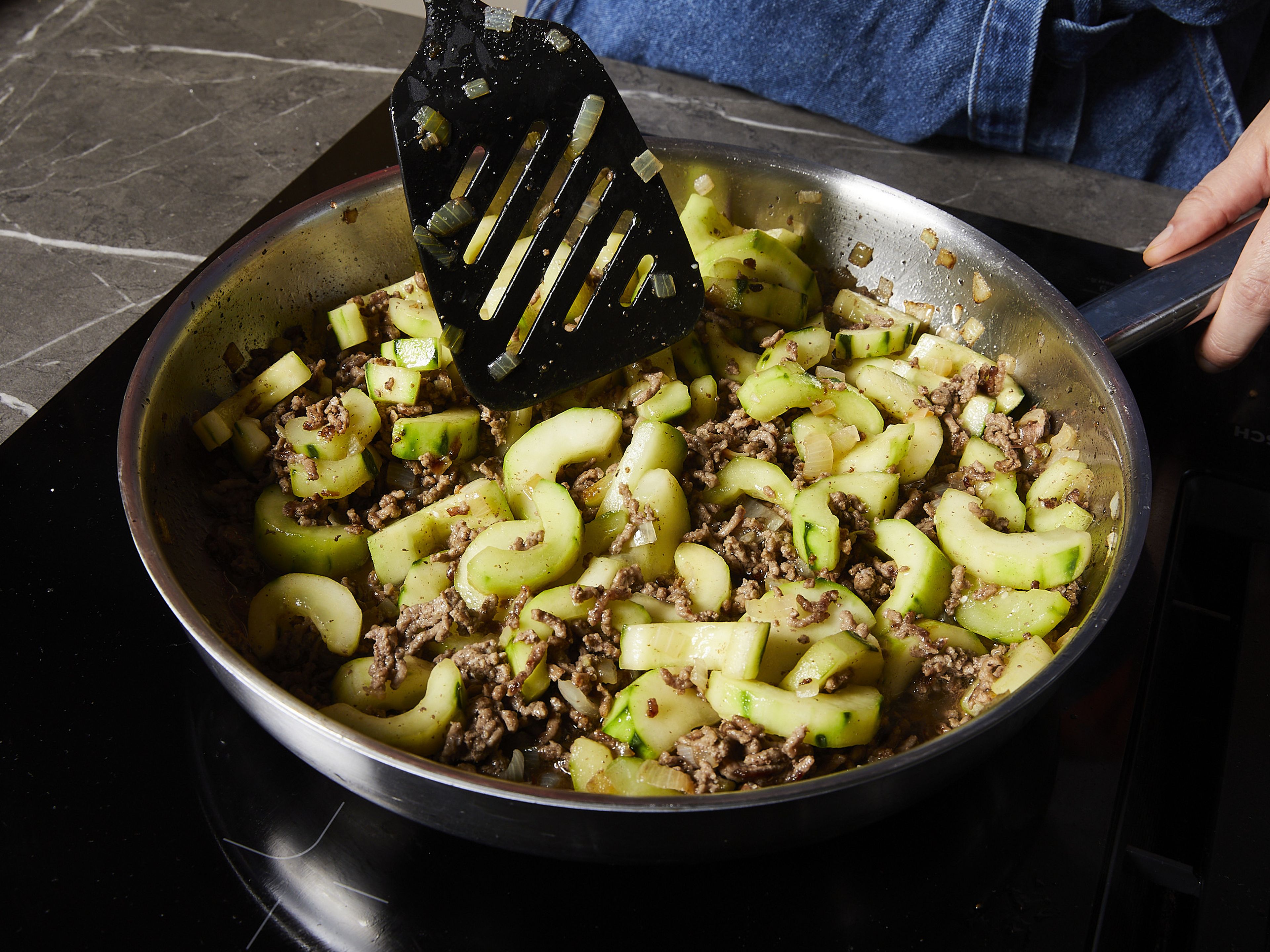 Heat the oil in a large frying pan. Add the mince and onion and fry over a medium-high heat until crumbly and browned, approx. 6-8 mins. Season with salt and pepper and remove from the pan. Stir-fry the cucumbers for approx. 3 mins., then add the mince again.