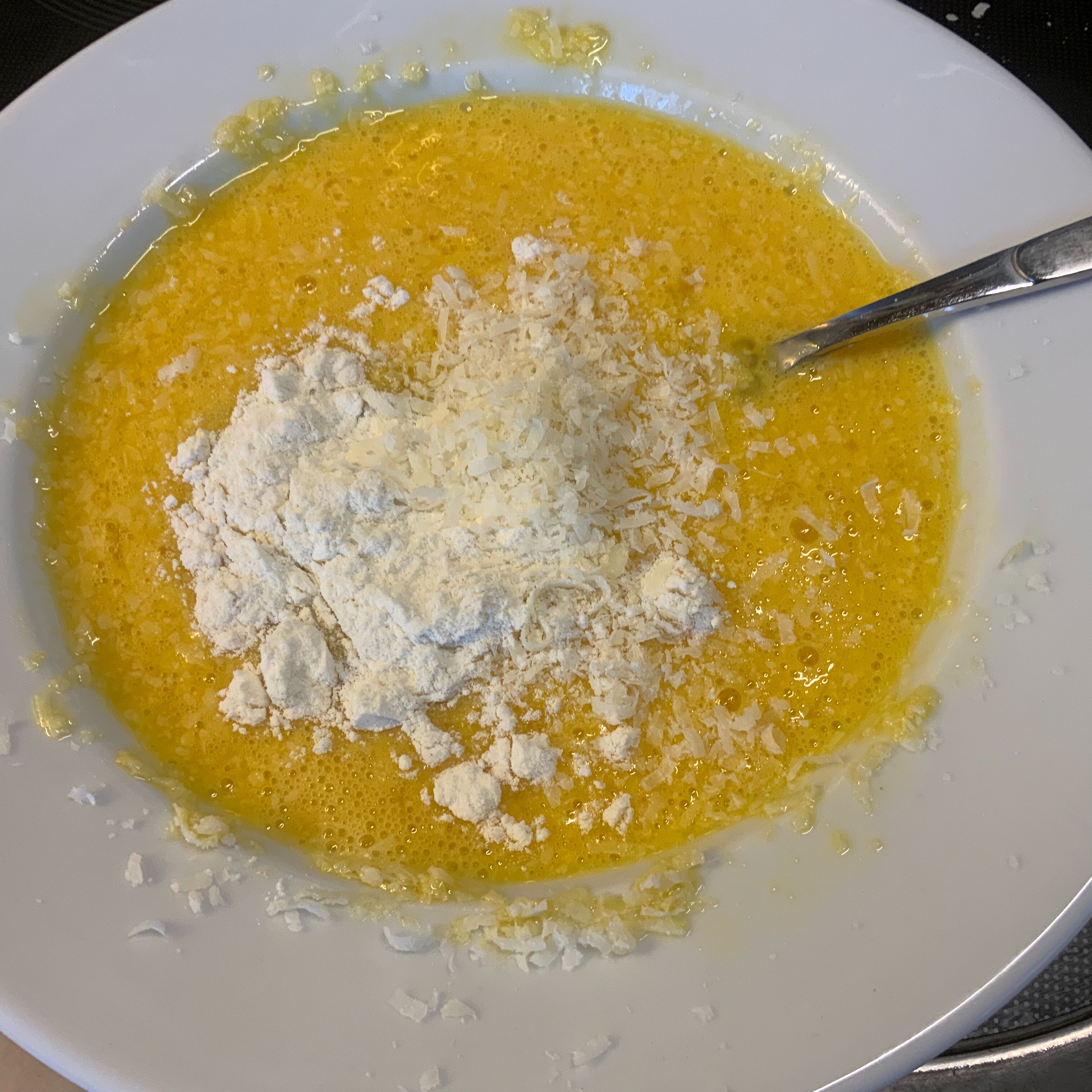 Den geriebenen Parmesan und einen nicht ganzen TL Mehl dazugegben, wenig salzen und pfeffern und nochmals gut durchklöppeln …