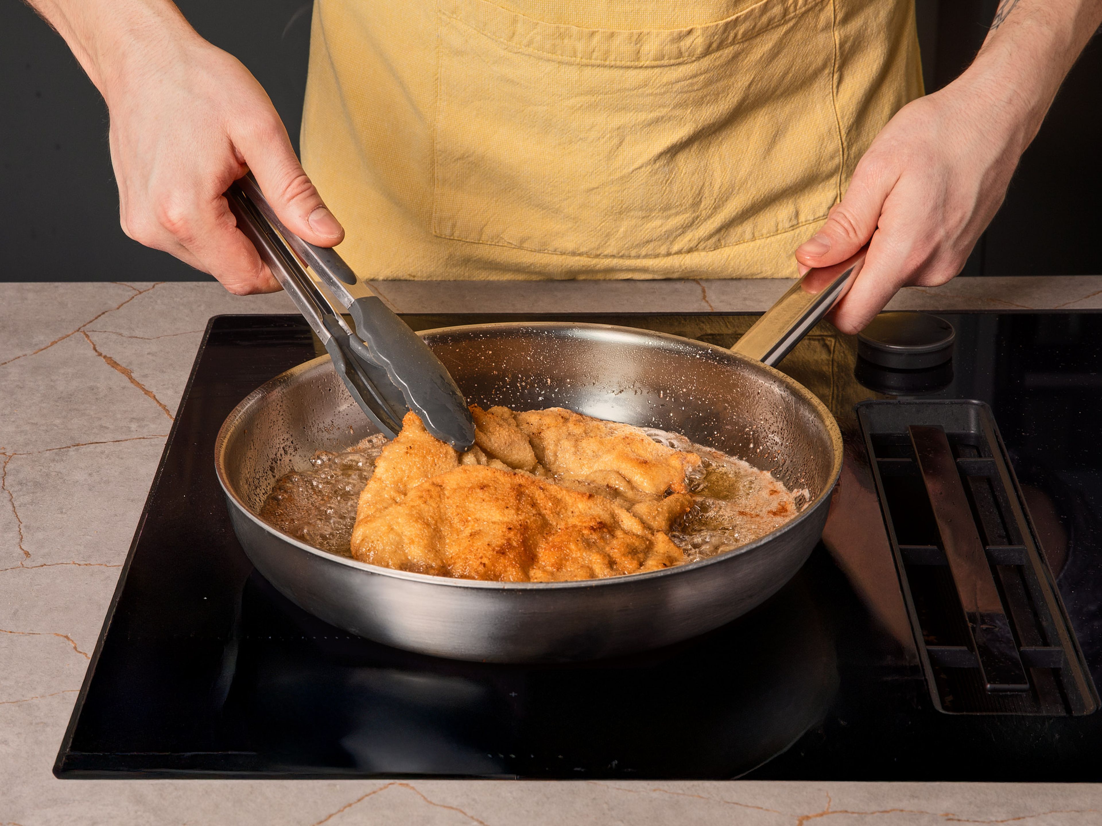 Etwas Butter in einer Pfanne erhitzen und die Schnitzel bei mittlerer Hitze goldbraun und knusprig ausbacken. Die Wiener Schnitzel noch einmal leicht salzen und mit einer Zitronenspalte und hausgemachtem Kartoffelsalat servieren.