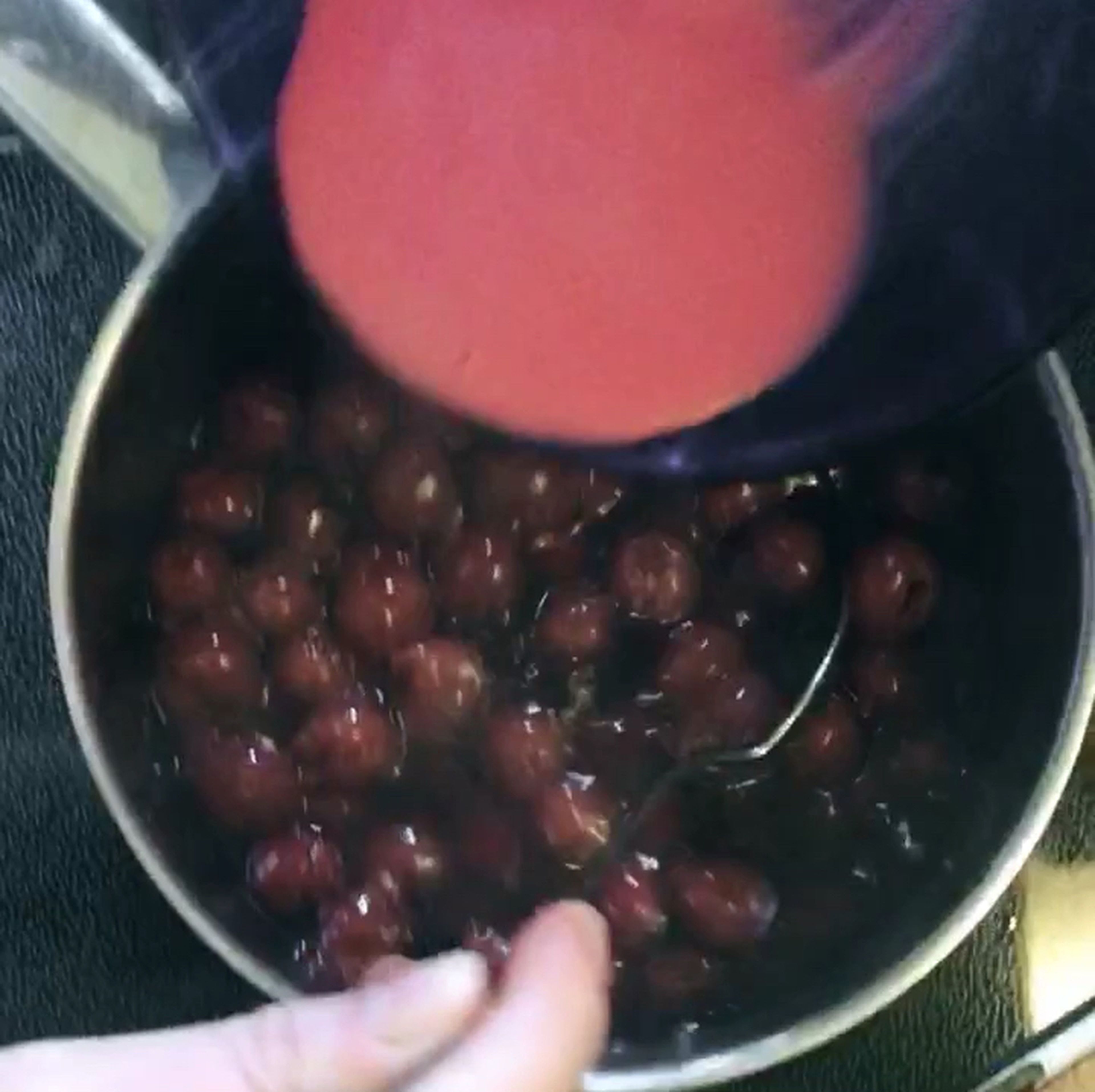 Strain the Glas of cherries to have the juice Now pour the cherries into a sauce pan along with the sugar and bring it to a simmer. Combine the starch with a tbsp of cherriejuice and when the cherries are simmering mix the slurry in. Now cook until thickened. Season with cinnamon and a little salt.