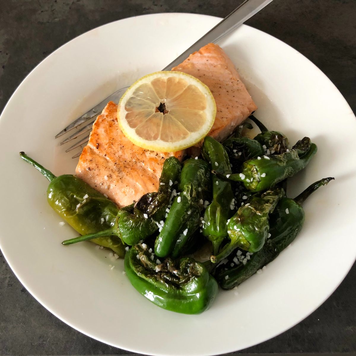 Salmon with Padrón peppers | Recipe | Kitchen Stories