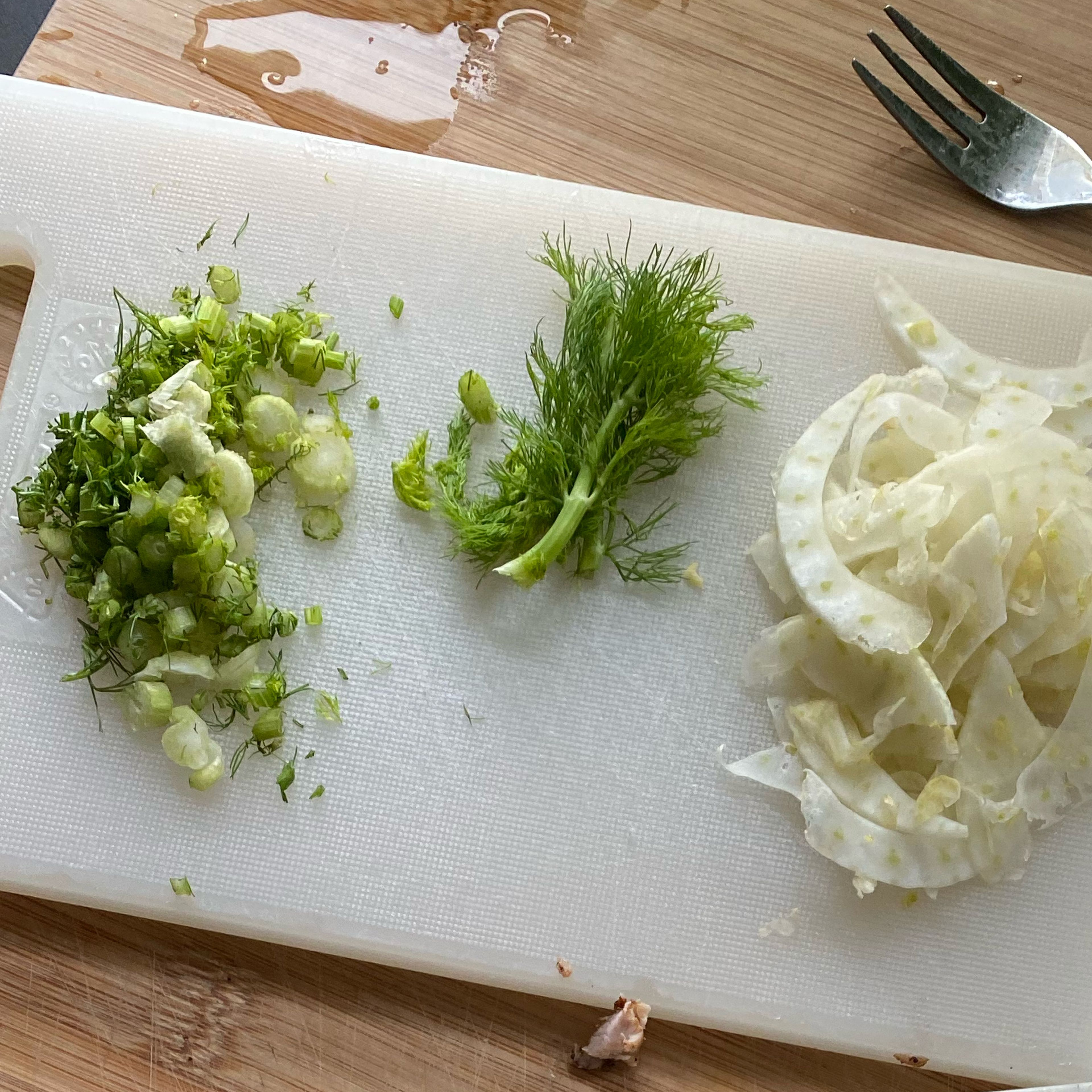 Der gewaschene Fenchel wird entkernt und in feine Scheiben gehobelt. Das Grün wird in feine Streifen geschnitten und für die Deko zurückgelegt. Tipp: die andere Hälfte der Knolle, macht sich super im Salat!