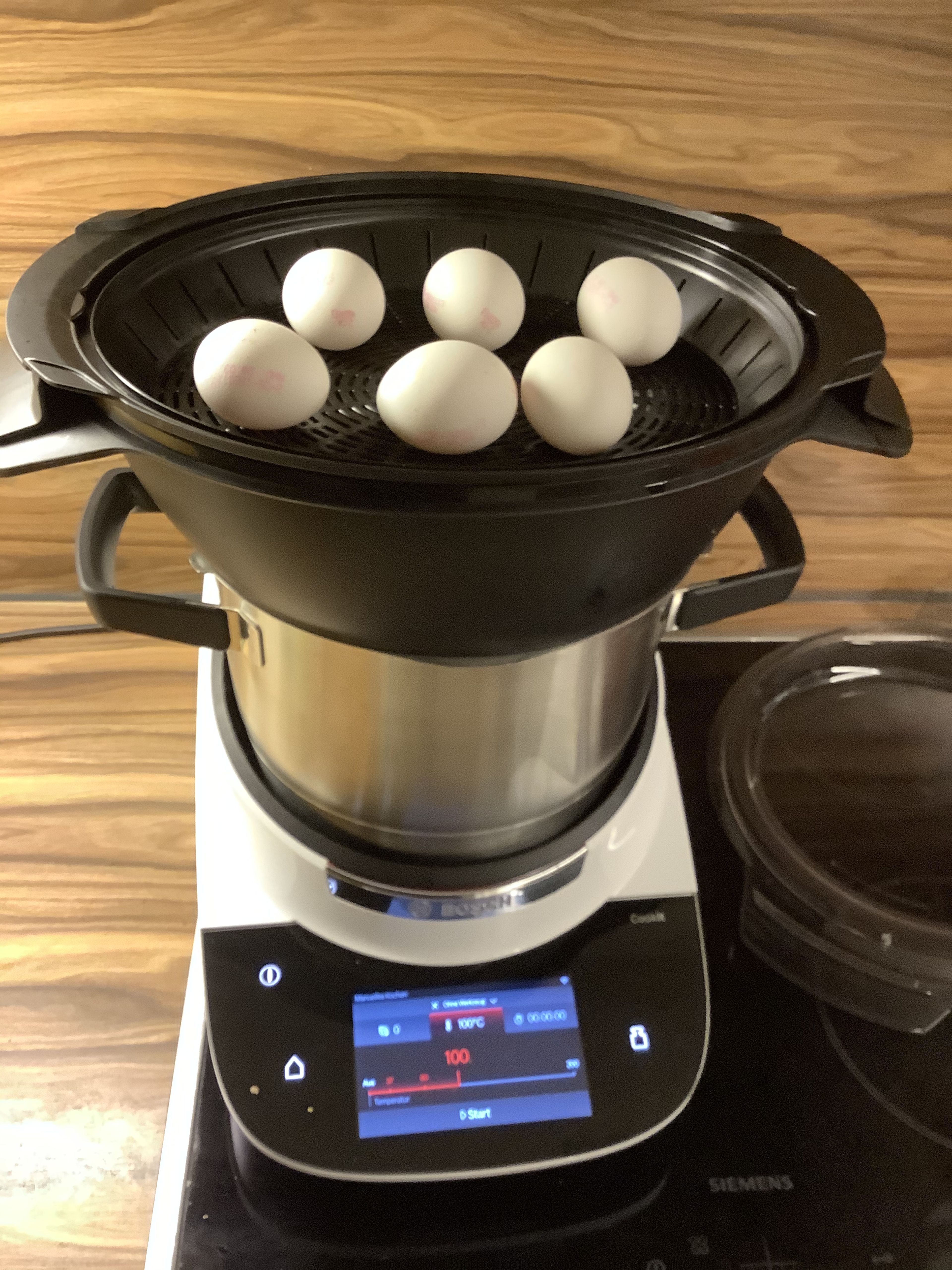 Eier in den Einlegeboden legen, Deckel schließen und alles im Automatikprogramm "Dampfgaren" garen (Automatikprogramm Dampfgaren | Hohe Intensität | 25 Min.).
