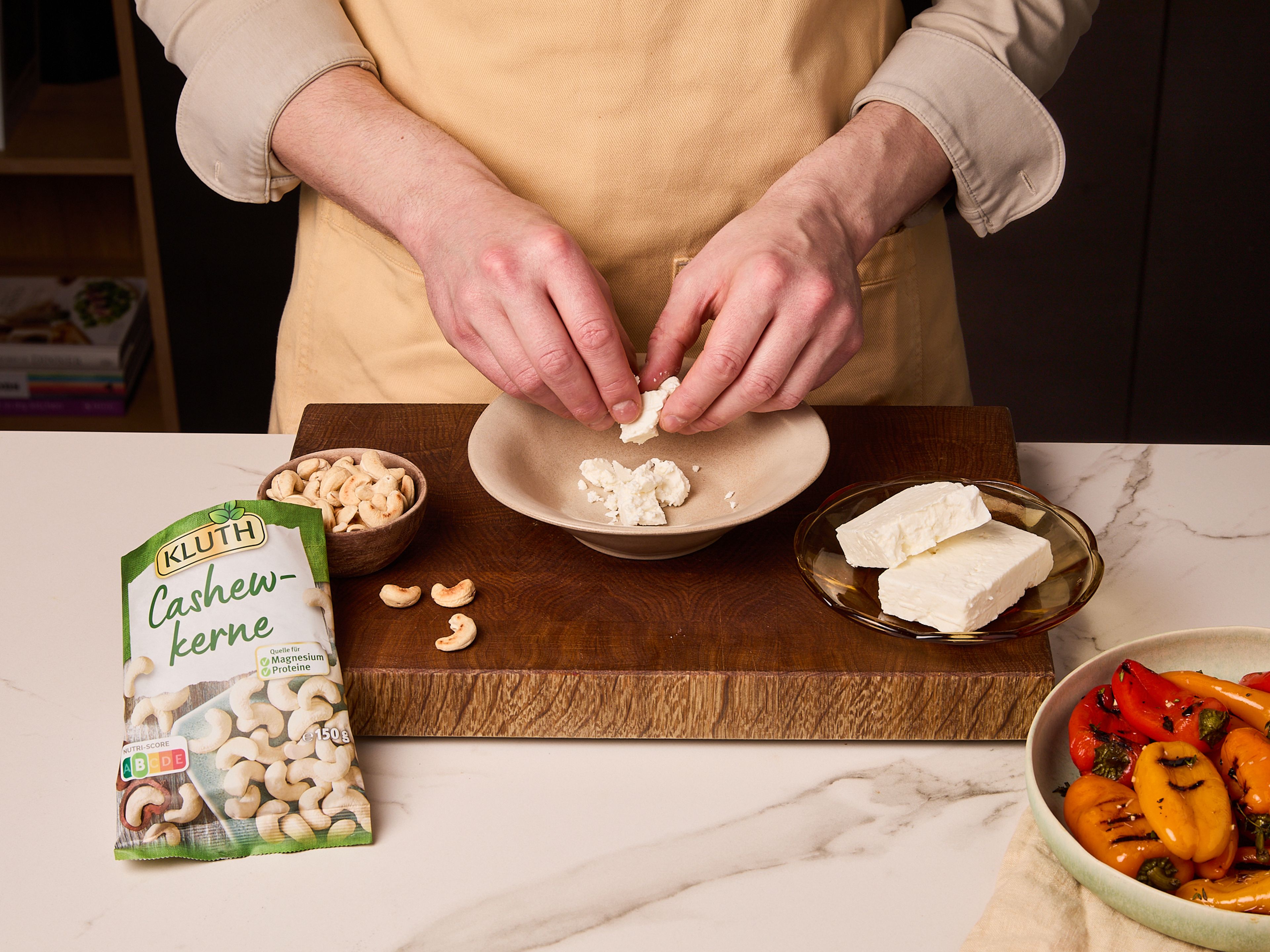 Für den Salat KLUTH Cashews in einer kleinen Pfanne goldbraun rösten. Feta mit den Händen zerbröseln und mit gehackter Petersilie, Balsamicoessig und den gerösteten Cashewkernen vermengen. Die gegrillte Paprika mit der Feta-Mischung bestreuen und zusammen mit den Pork Chops servieren.