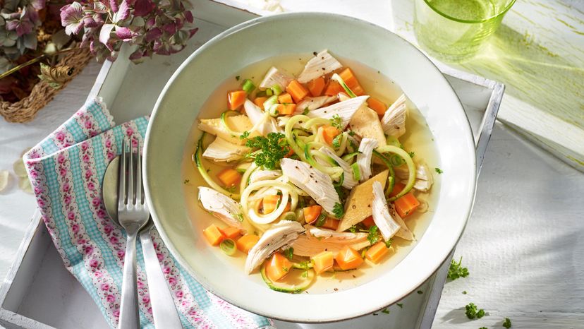 Hühnersuppe mit Zoodles und Eierstich