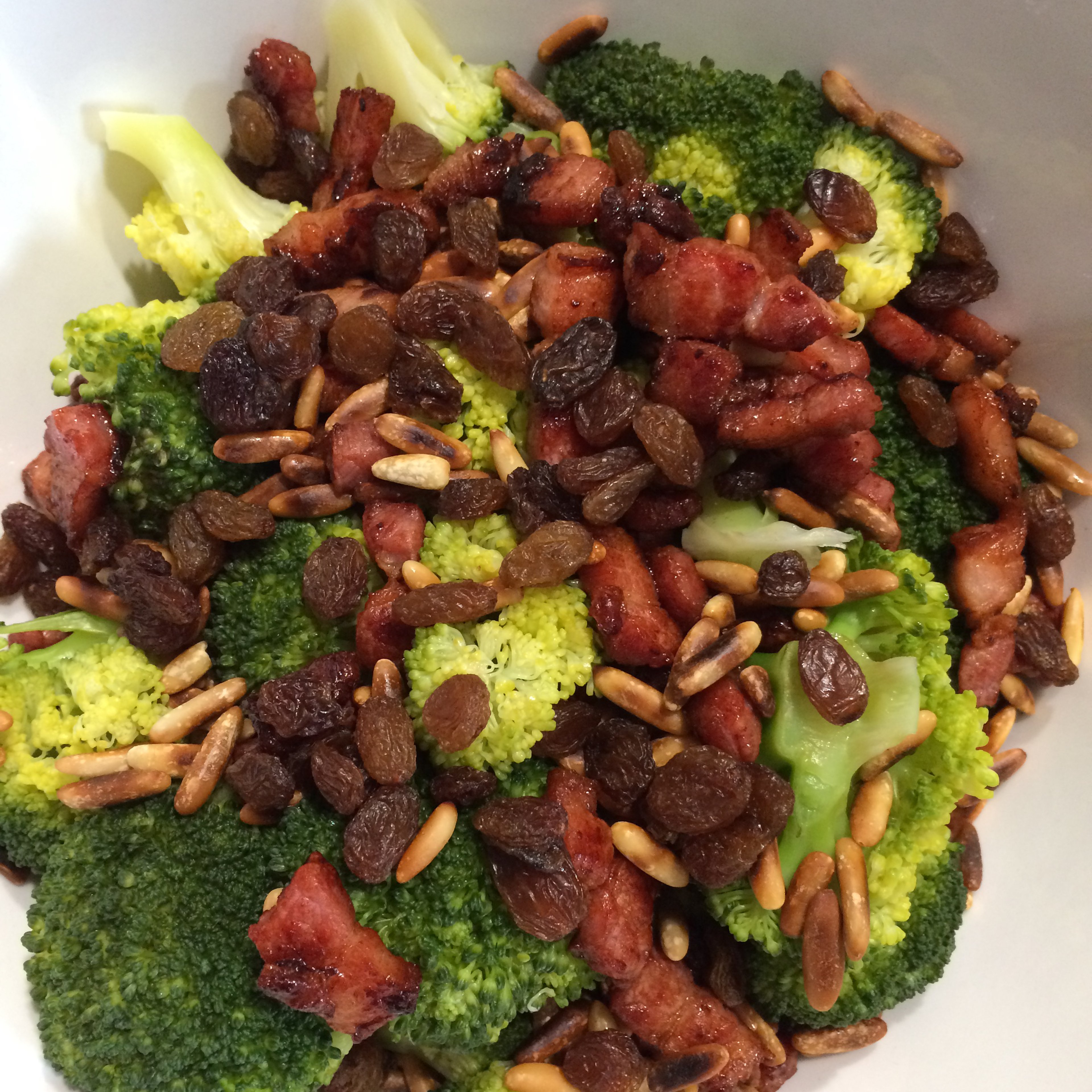 Easy and tasteful broccoli bacon salad