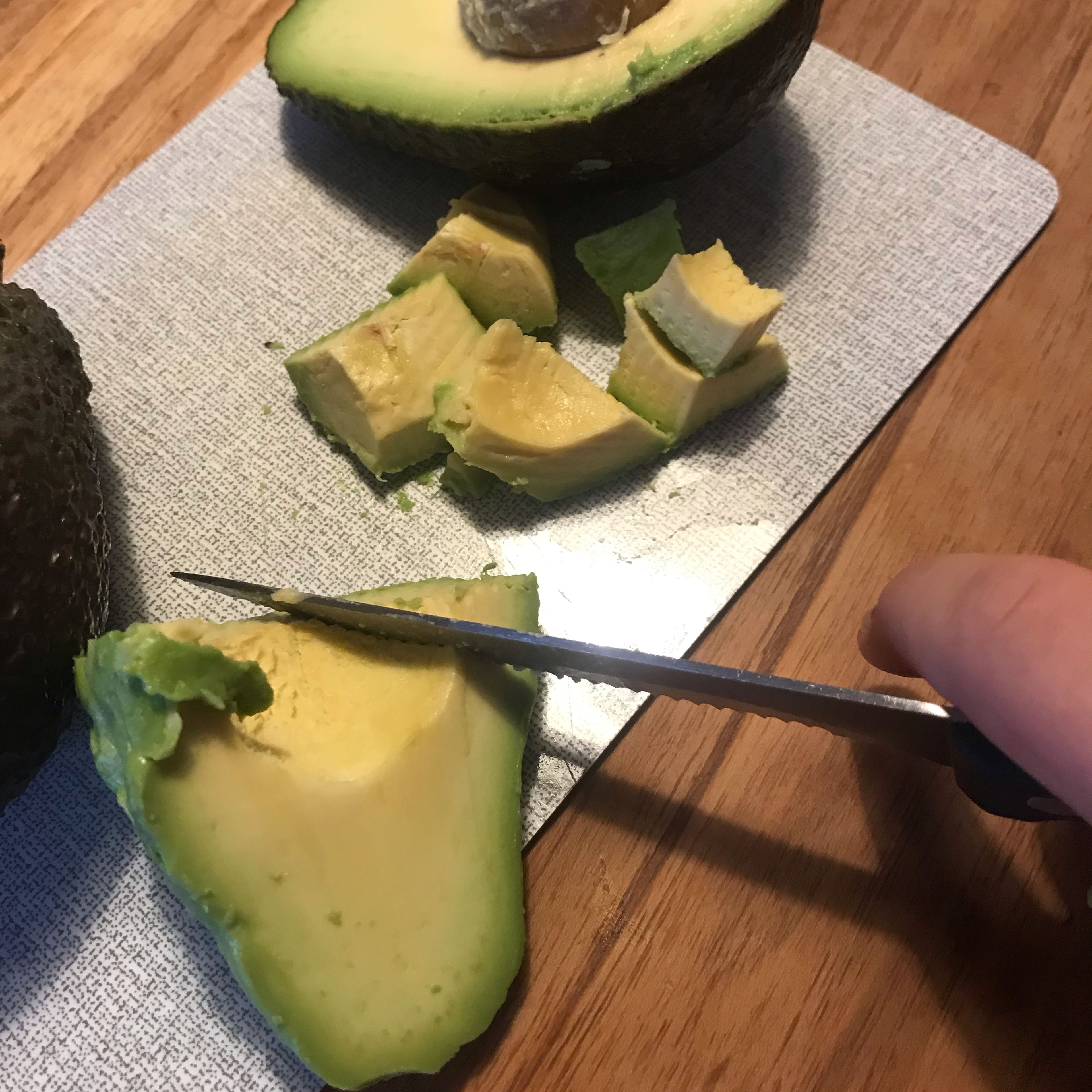 Als erstes die Avocados schälen und klein schneiden. Dann in die Schüssel geben.