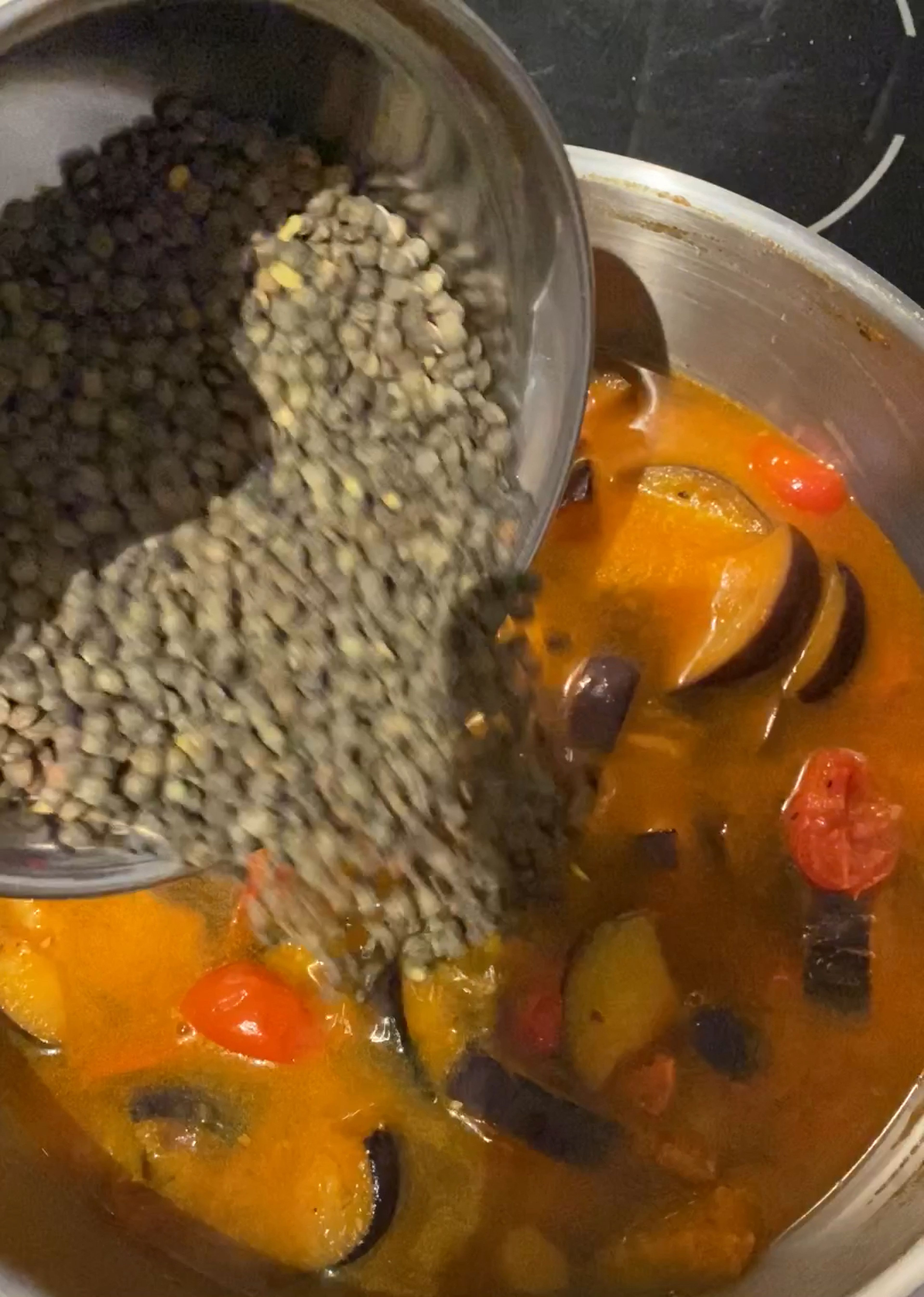 Mit Weißwein ablöschen. Die Zwiebelmischung zurück in die Pfanne geben und  Gemüsebrühe, Wasser, grüne Linsen, Harissa, Salz und Pfeffer hinzufügen. Die Mischung aufkochen lassen und danach ca. 40 Min. köcheln lassen, oder bis die Linsen gar sind. In der Zwischenzeit eingelegte Zitronen fein hacken und zum Eintopf geben. Mit Salz und Pfeffer abschmecken und mit einem Klecks Joghurt und frischem Koriander servieren. Guten Appetit!