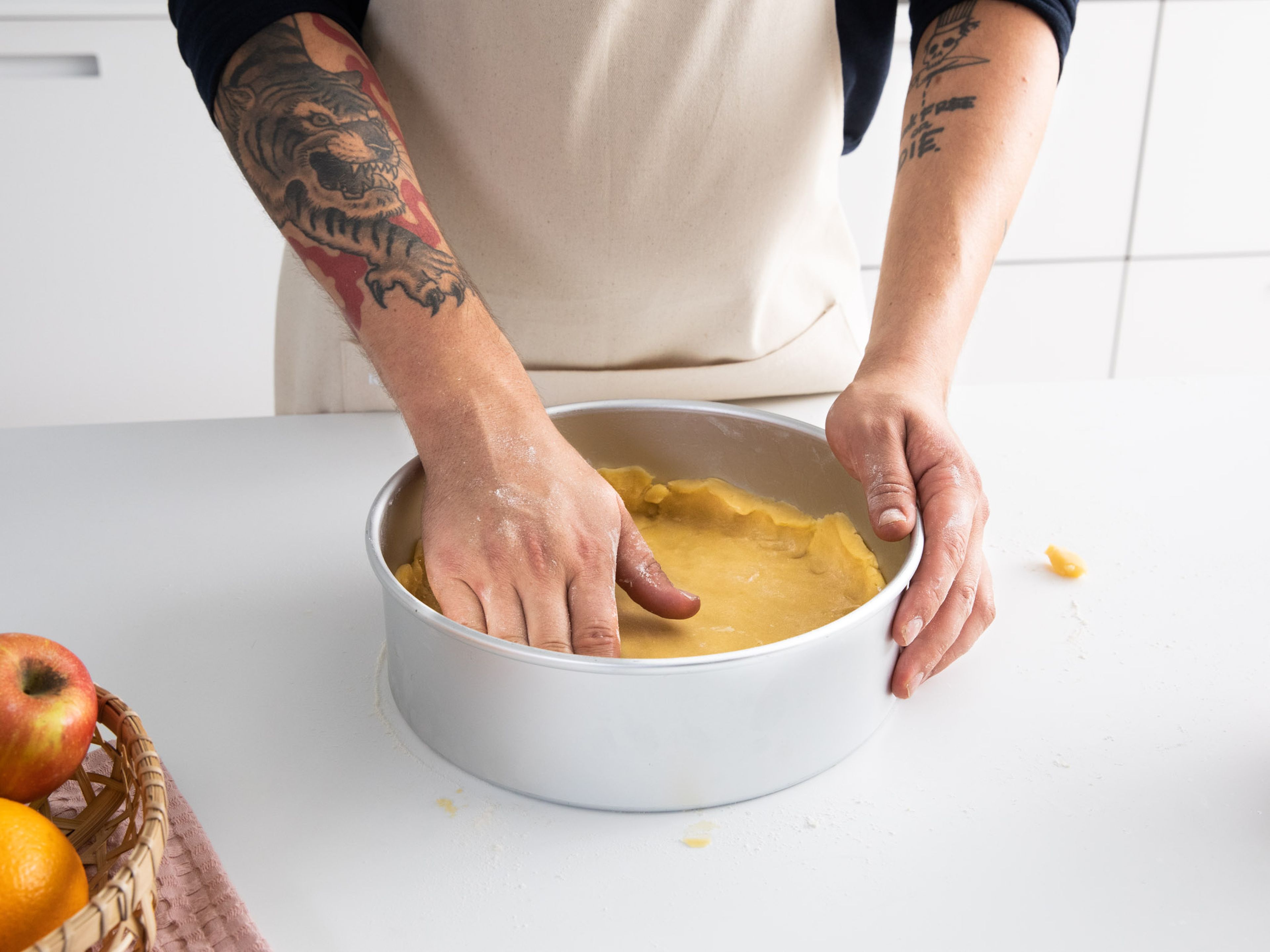 Backofen auf 180°C vorheizen. Kuchenform mit Butter einfetten. ⅔ des gekühlten Teigs ausrollen und in die Form legen. Drücke den Teig auch am Rand fest und lege diese für ca. 10 Min. zurück in den Kühlschrank.