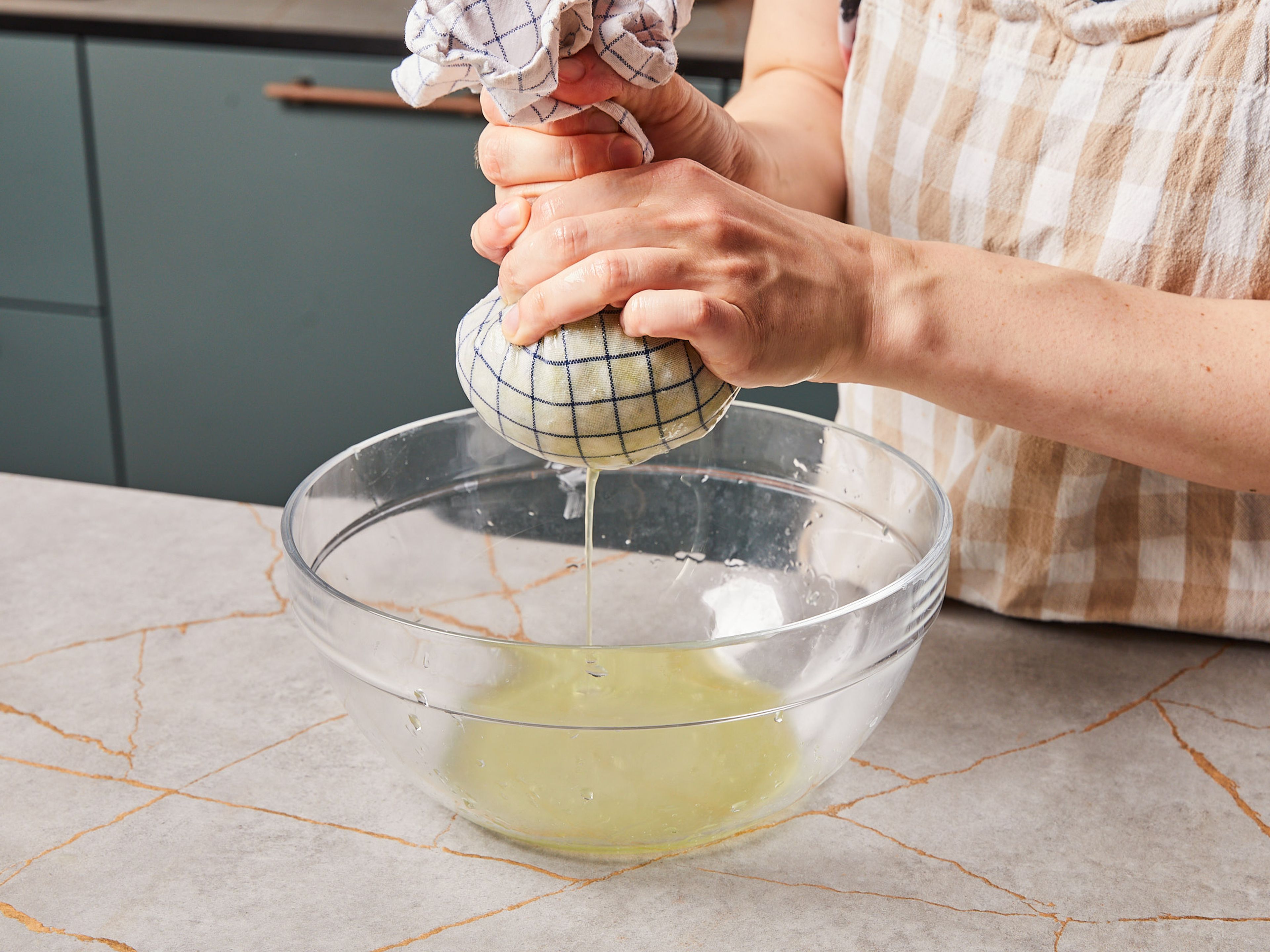 Abgetropfte Zucchini auf ein sauberes Küchentuch legen und so viel Flüssigkeit wie möglich ausdrücken. Zu den anderen Zutaten in die Schüssel geben und gut vermischen.