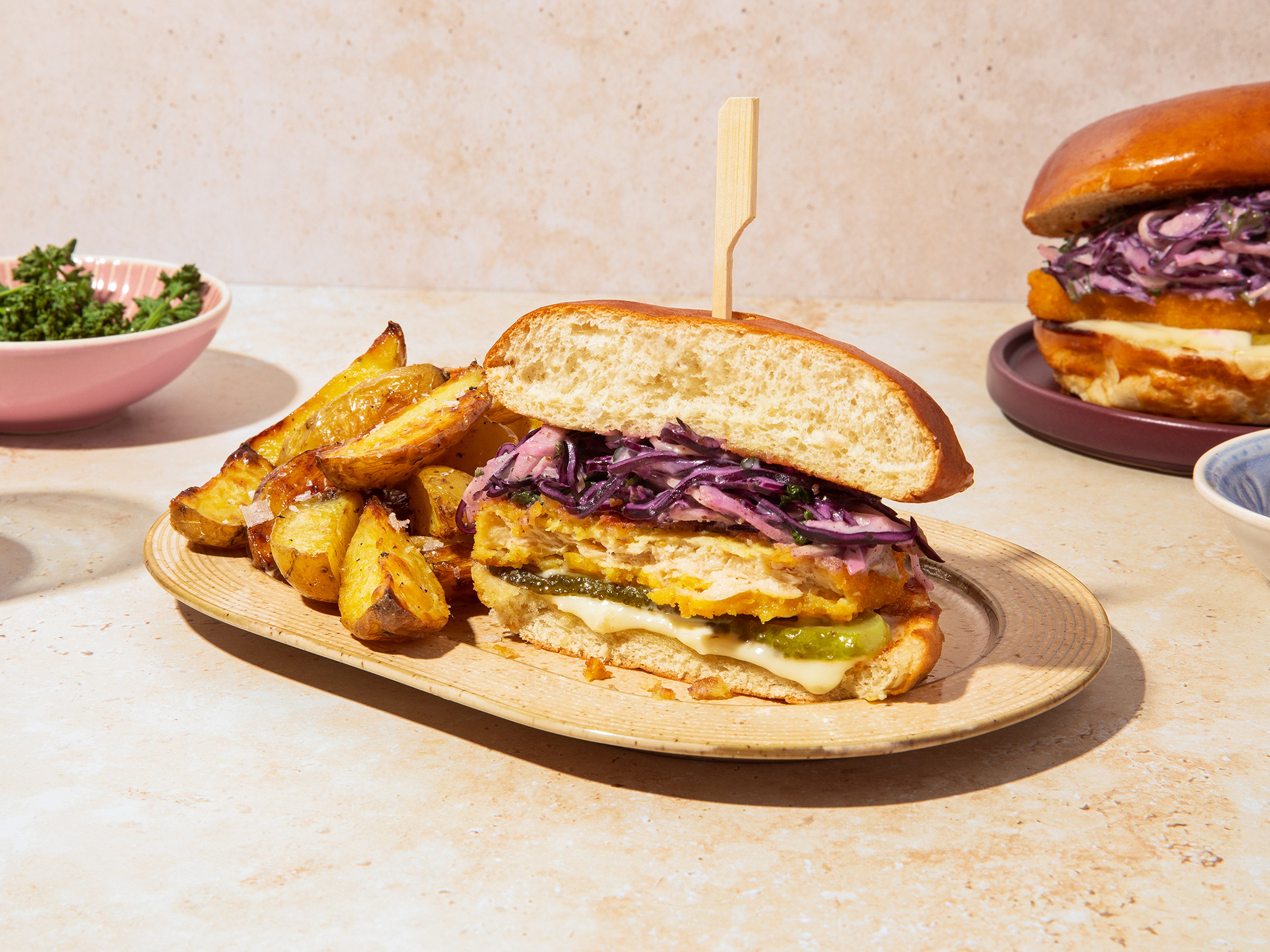 Vegetarischer Burger mit Tahini-Soße und Krautsalat