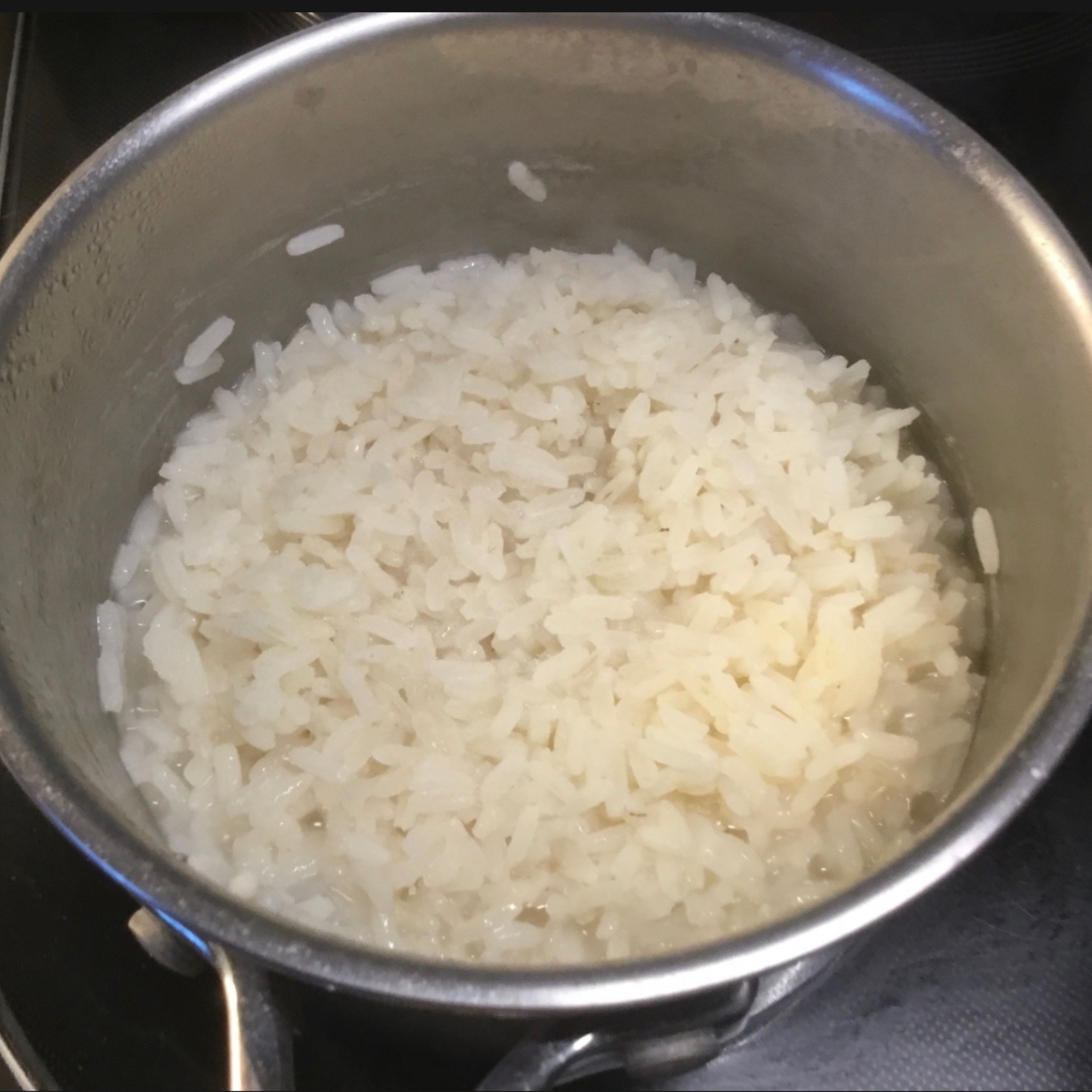 Den (ParaBoild)Reis wie immer mit etwas Salzwasser aufstellen und köcheln. Ich füge immer wieder Wasser hinzu bis der Reis fertig ist. Wer ihn lieber klebrig mag, gibt nen Deckel drauf. Wer ihn wie ich körnig mag bei offenem Topf köcheln, so dass Wasser verdampfen kann