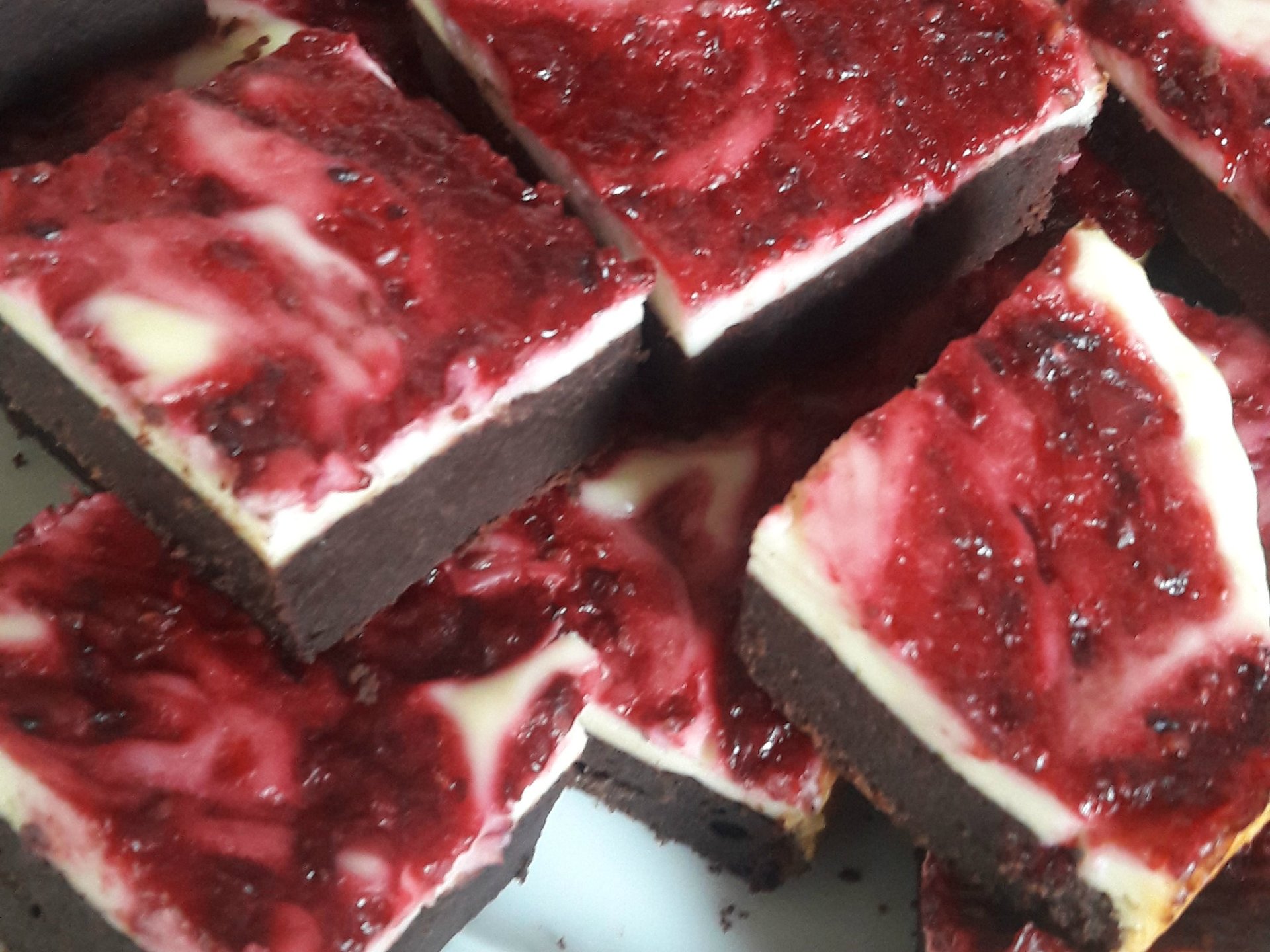 Blackberry cheesecake brownies | Recipe | Kitchen Stories