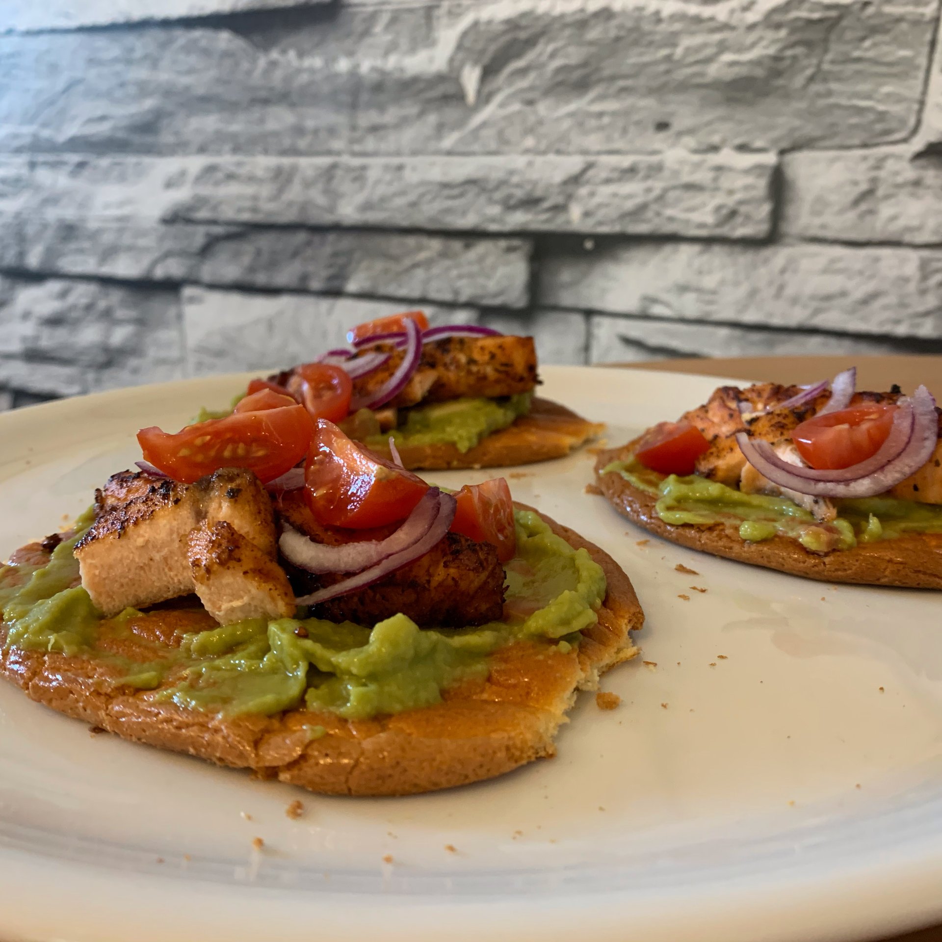 Low Carb Guacamole Lachs Brötchen (Burger) | Rezept | Kitchen Stories