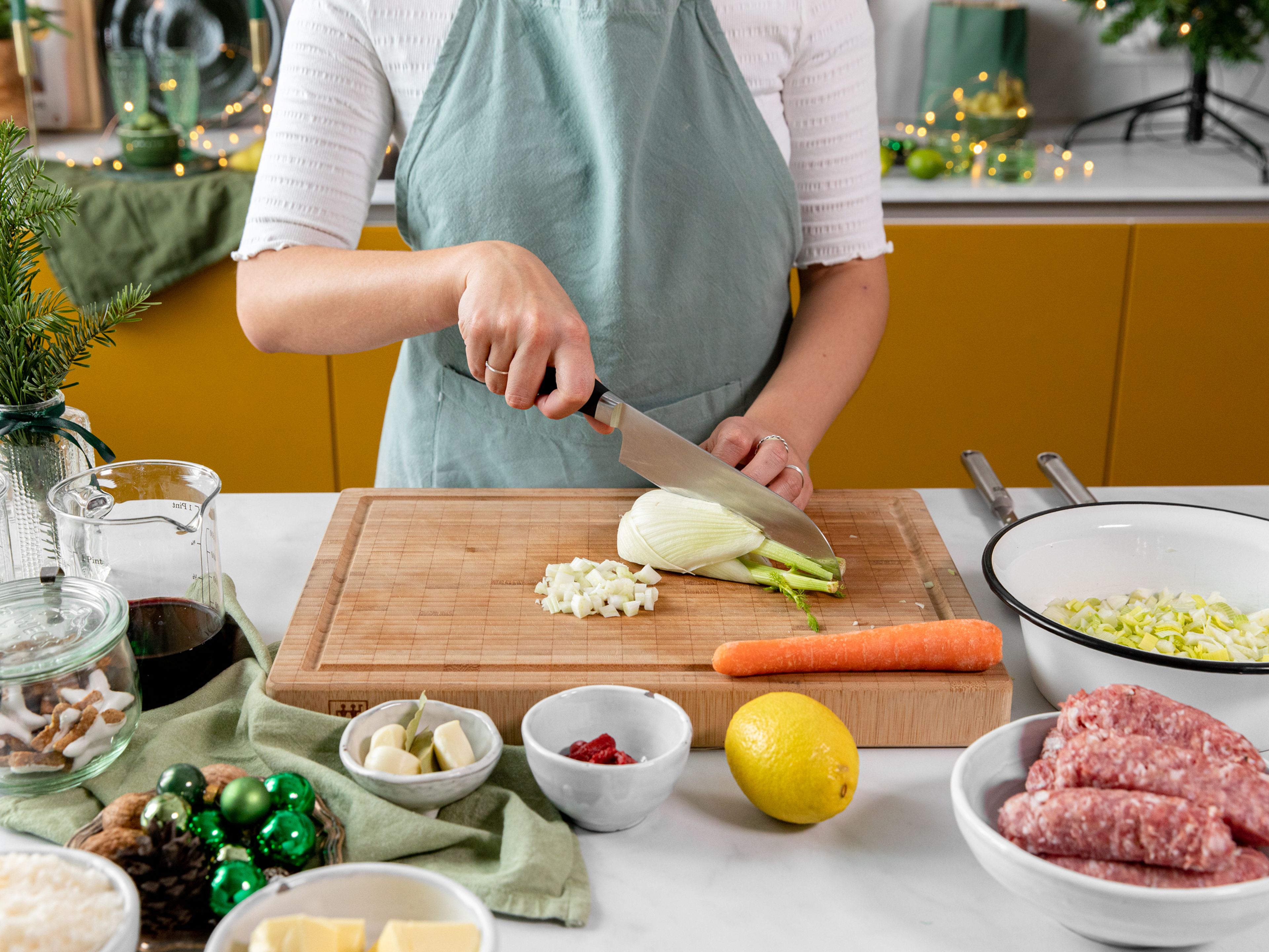 Fenchel, Lauch, Karotten und Knoblauch fein hacken. Die Salsiccia aus dem Darm nehmen.